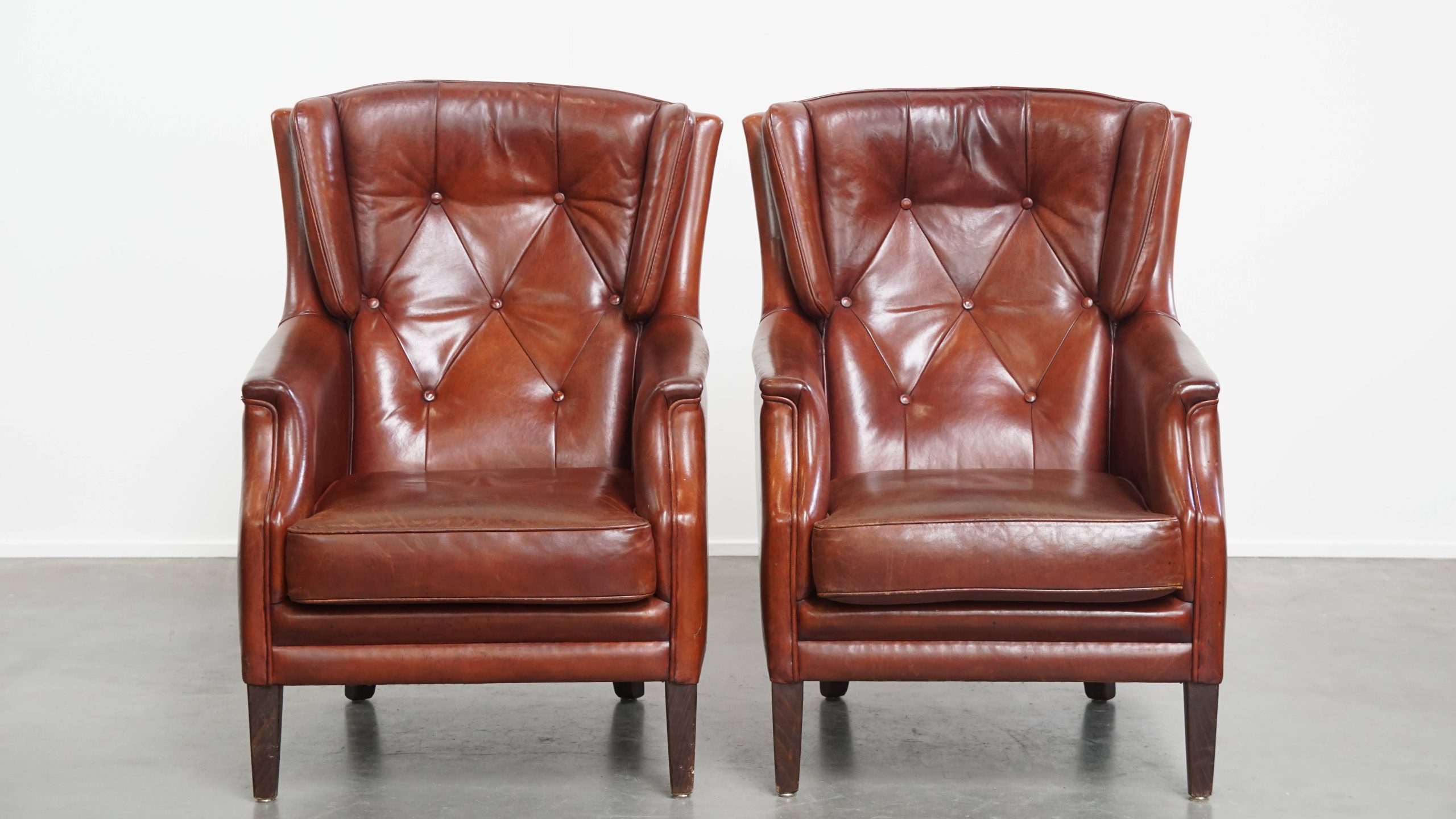Comfortabele En Karaktervolle Set Van 2 Schapenleren Chesterfield Fauteuils Met Hocker image 3