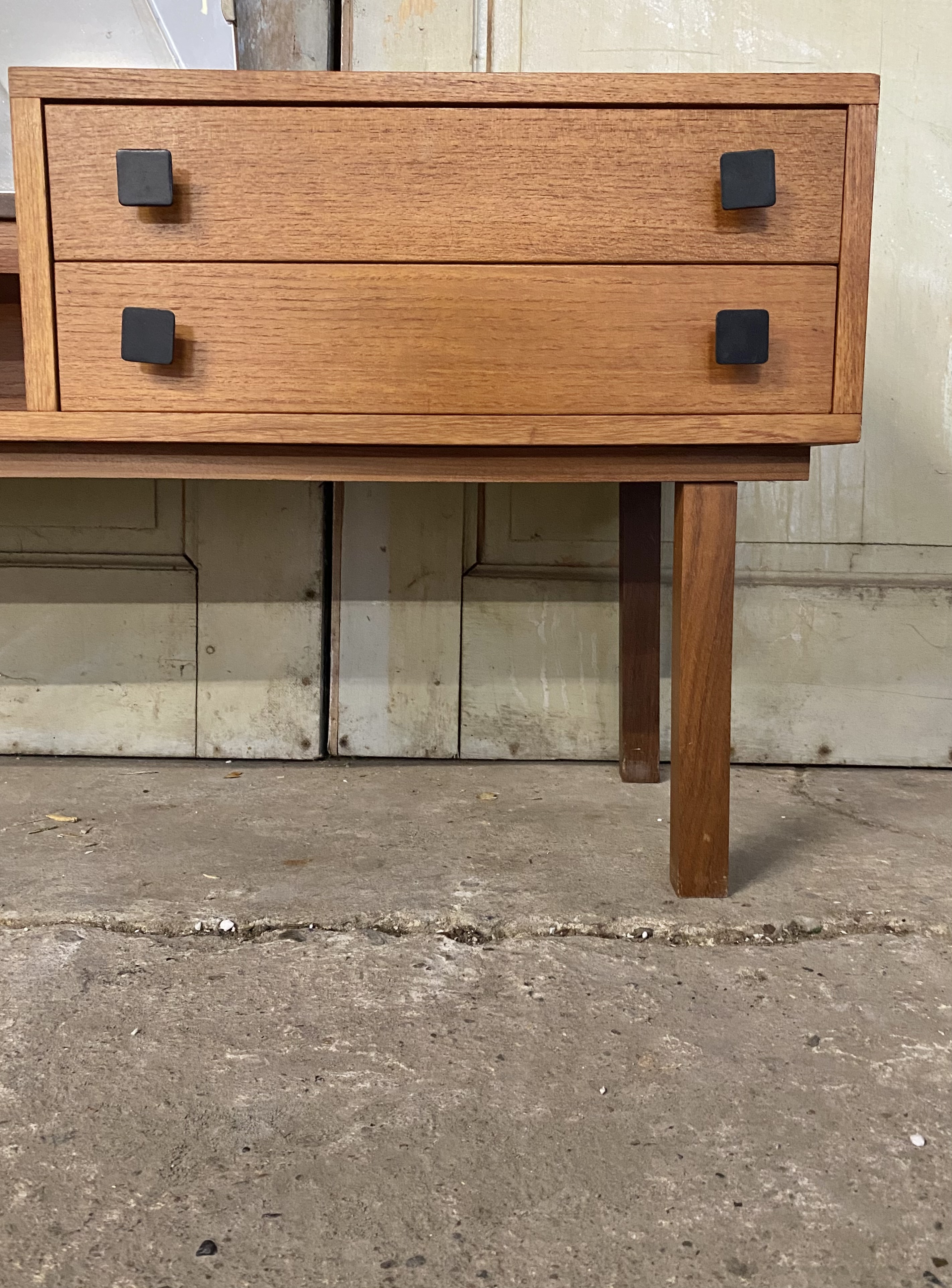 Vintage Kaptafel Met Spiegel. Sixties. Design. Retro. image 3
