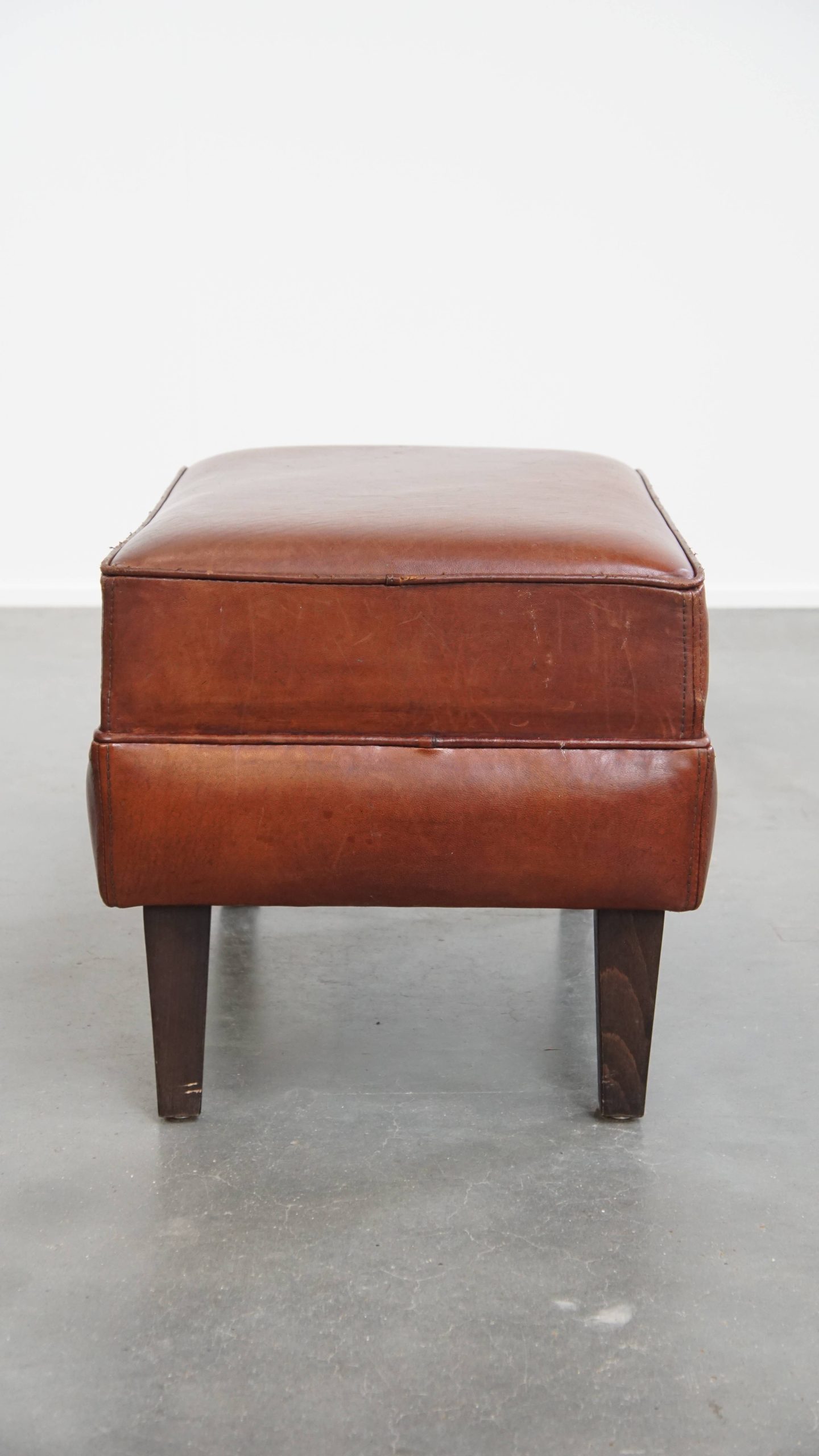 Comfortabele En Karaktervolle Set Van 2 Schapenleren Chesterfield Fauteuils Met Hocker image 22