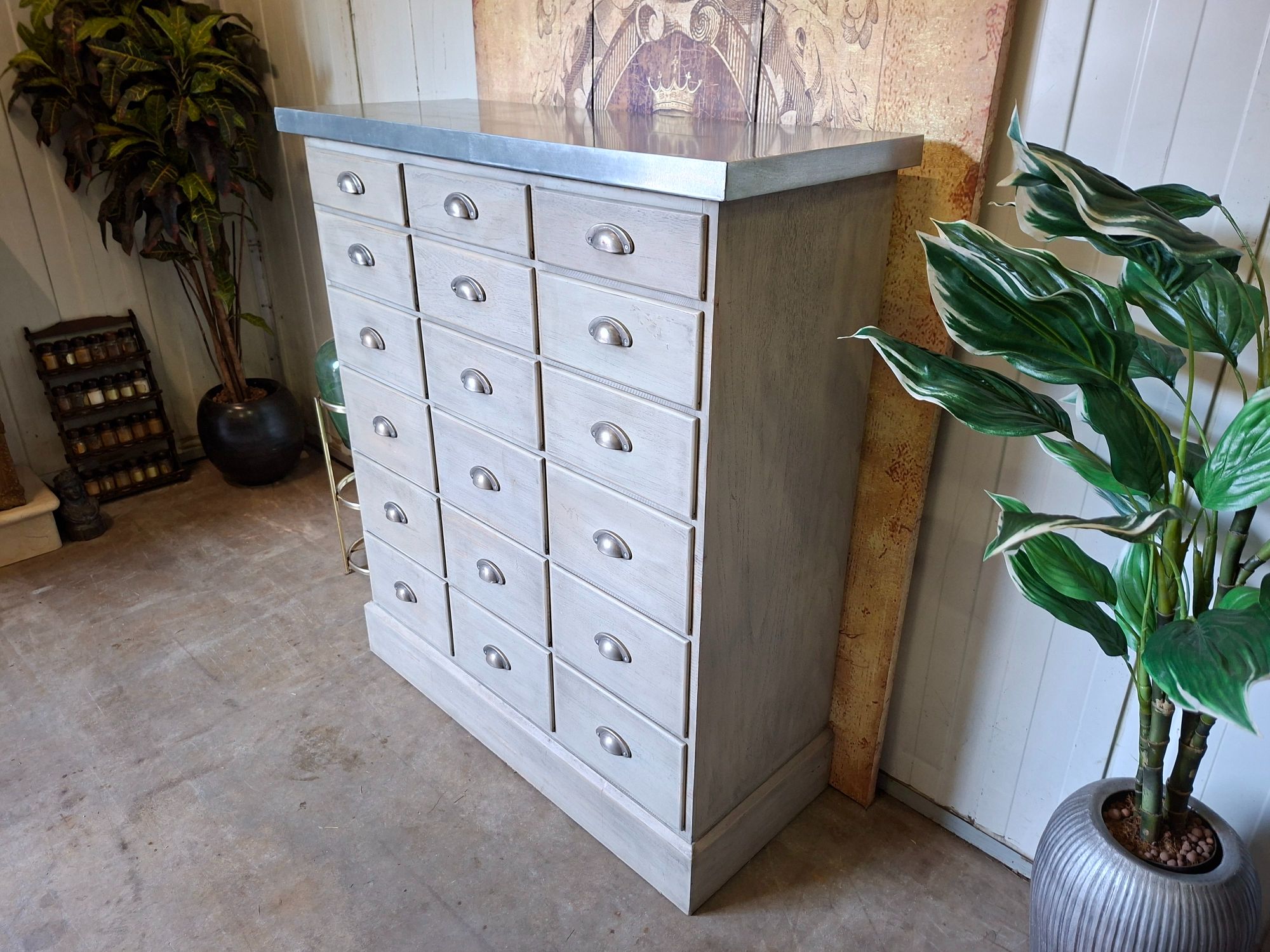 Landelijk Ladekast, Apothekerskast, Archiefkast, Met Metalen Bovenblad Lichte Transportschade Afm. 105x42 En 120cm Hoog. image 3