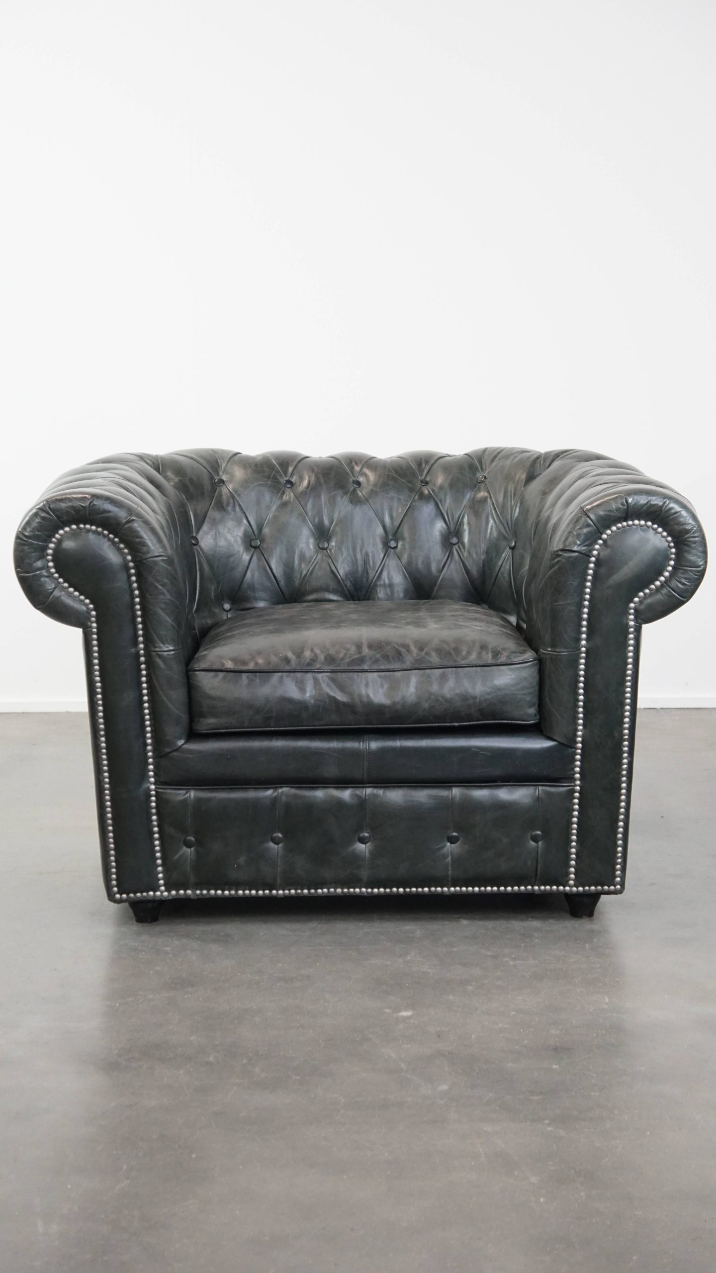Tijdloze En Klassieke Ruime Zwarte Chesterfield Fauteuil Van Karaktervol Generfd Rundleer image 3