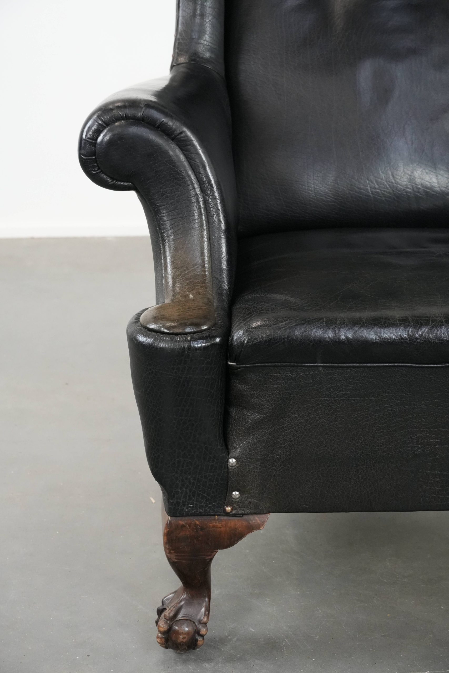 Grote Antieke Zwarte Engelse Rundleren Oorfauteuil Uit Eind 19e Eeuw Met Een Luxe Uitstraling image 8