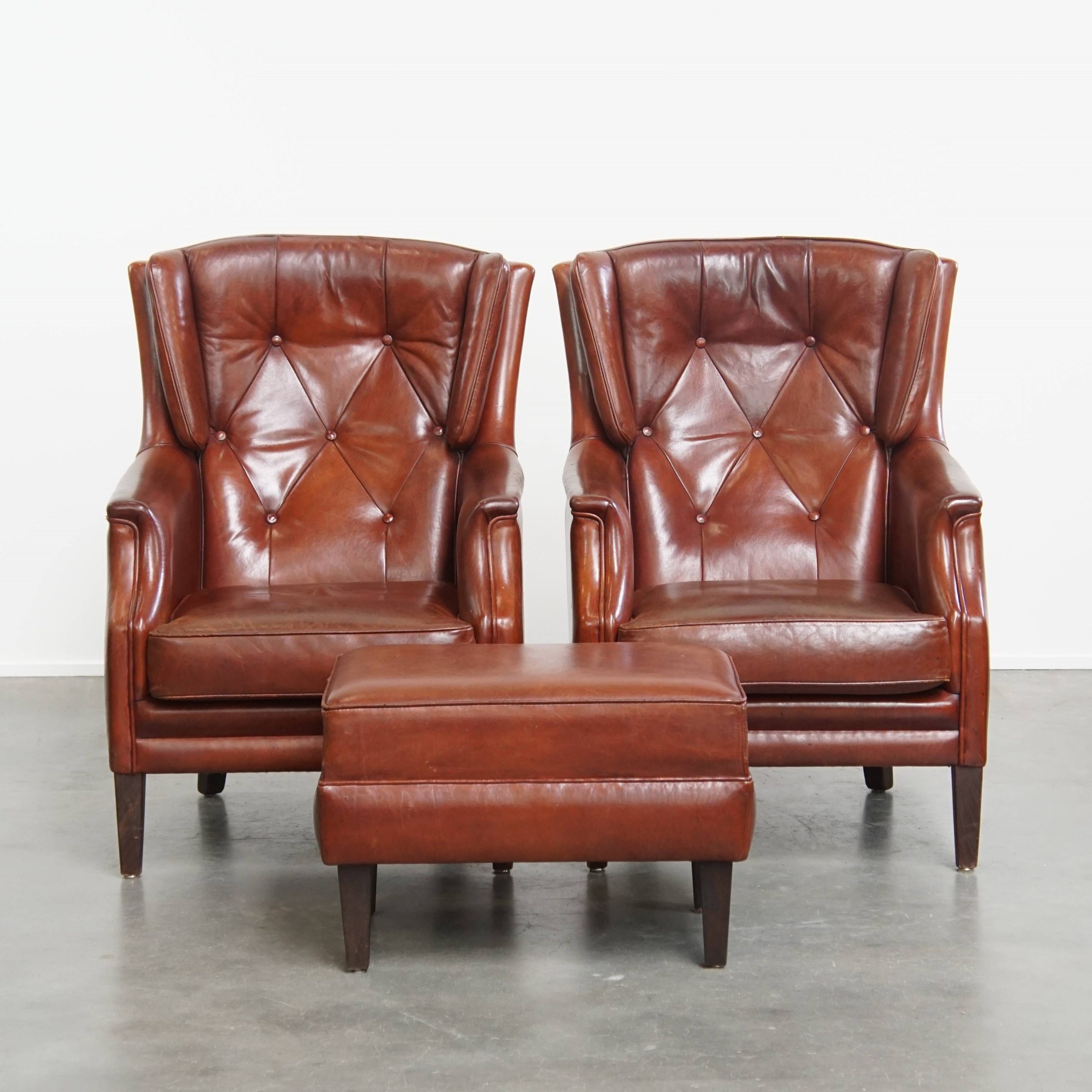 Comfortabele En Karaktervolle Set Van 2 Schapenleren Chesterfield Fauteuils Met Hocker image 2