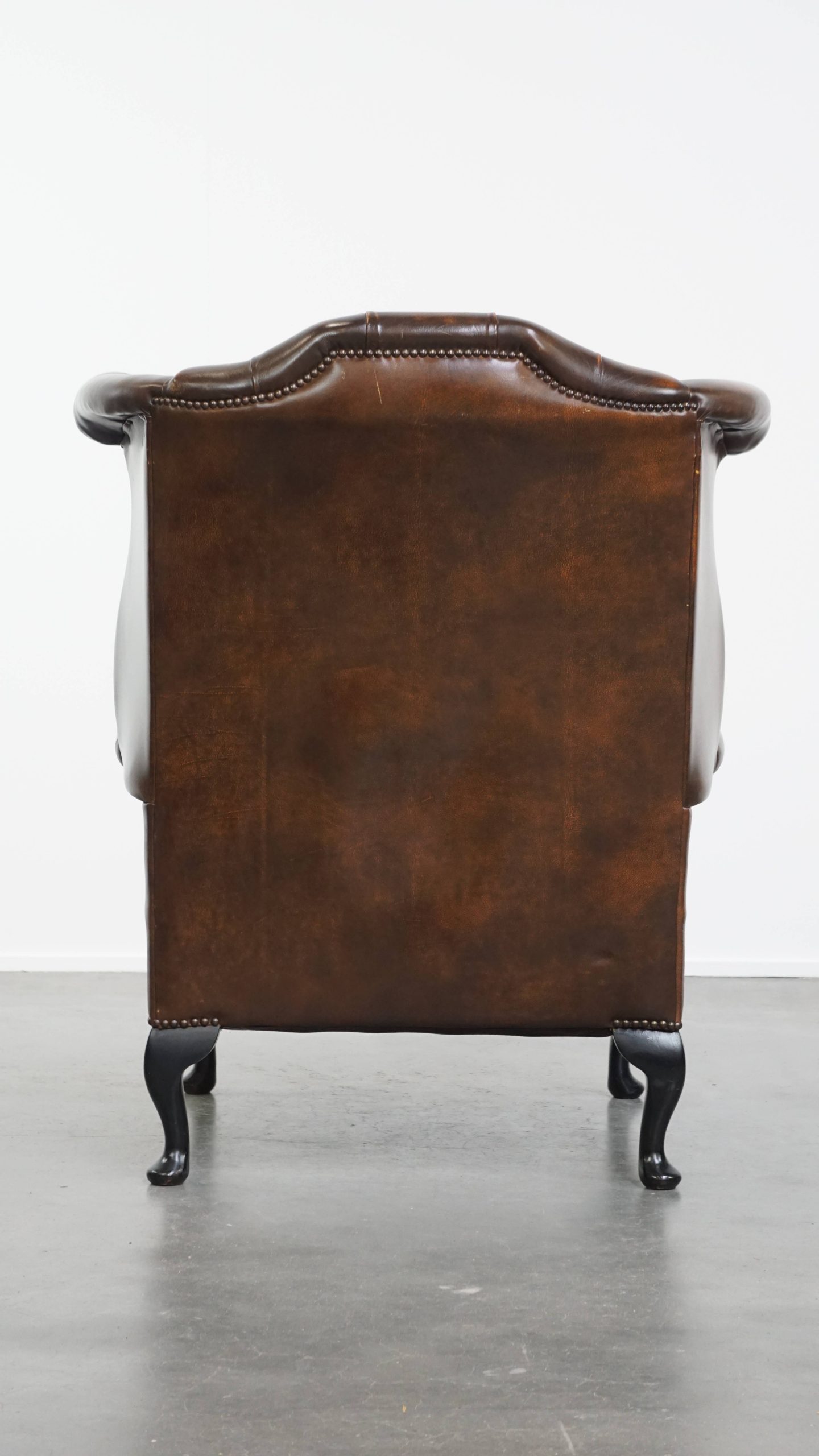 In Nette Staat Verkerende Klassieke Cognac Bruine Rundleren Chesterfield Oorfauteuil image 4