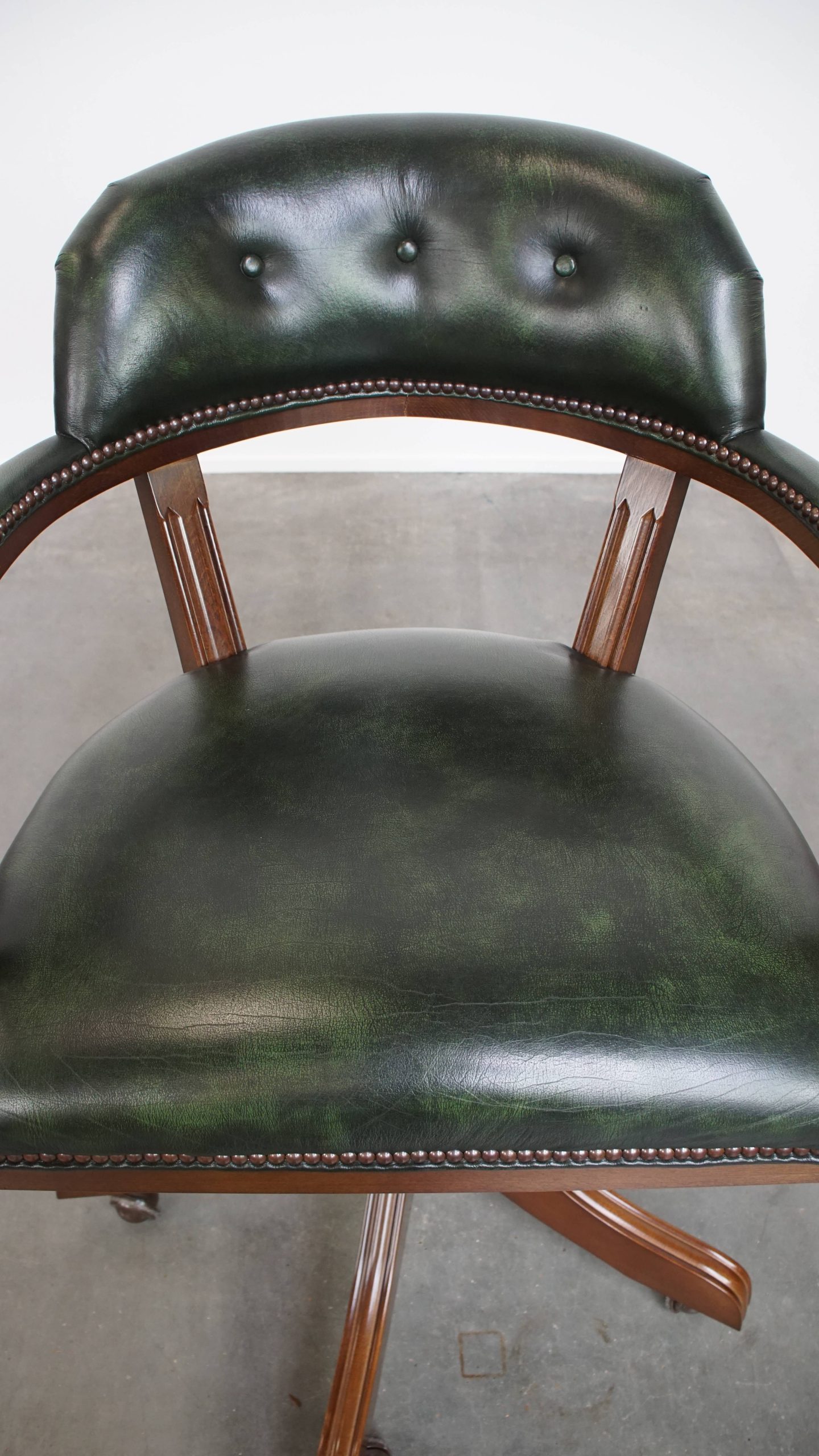 Mooie Groene Verstelbare Rundleren Chesterfield Bureaustoel In Engelse Stijl Op Wieltjes image 7