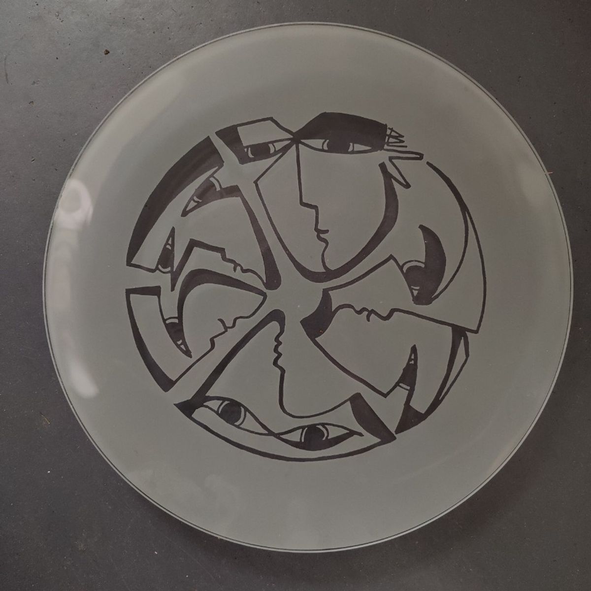 Glazen Schaal Met Geëtst Patroon Van Maskers Ca 1990 - 2000 image 10