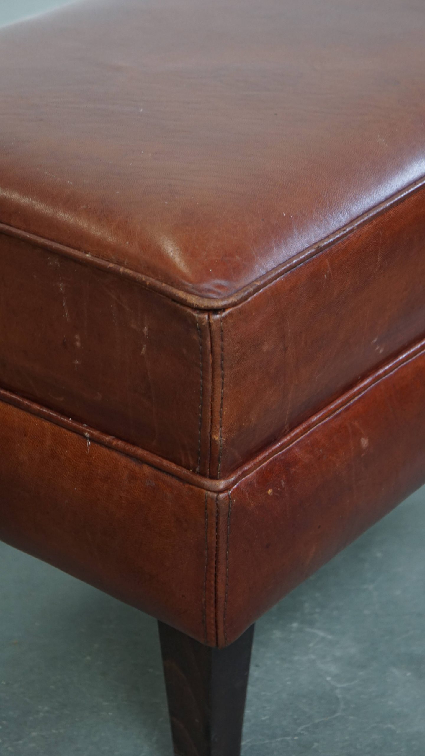 Comfortabele En Karaktervolle Set Van 2 Schapenleren Chesterfield Fauteuils Met Hocker image 31