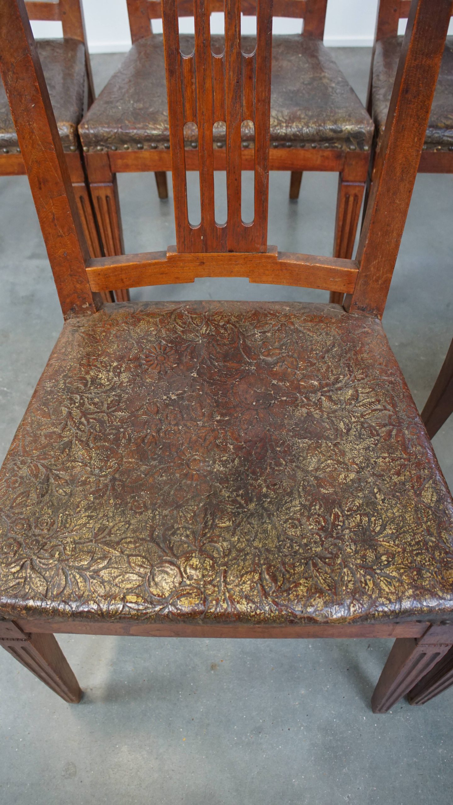 Unieke En Karaktervolle Set Van 6 Originele Antieke Hollandse Leren Eetkamerstoelen image 9