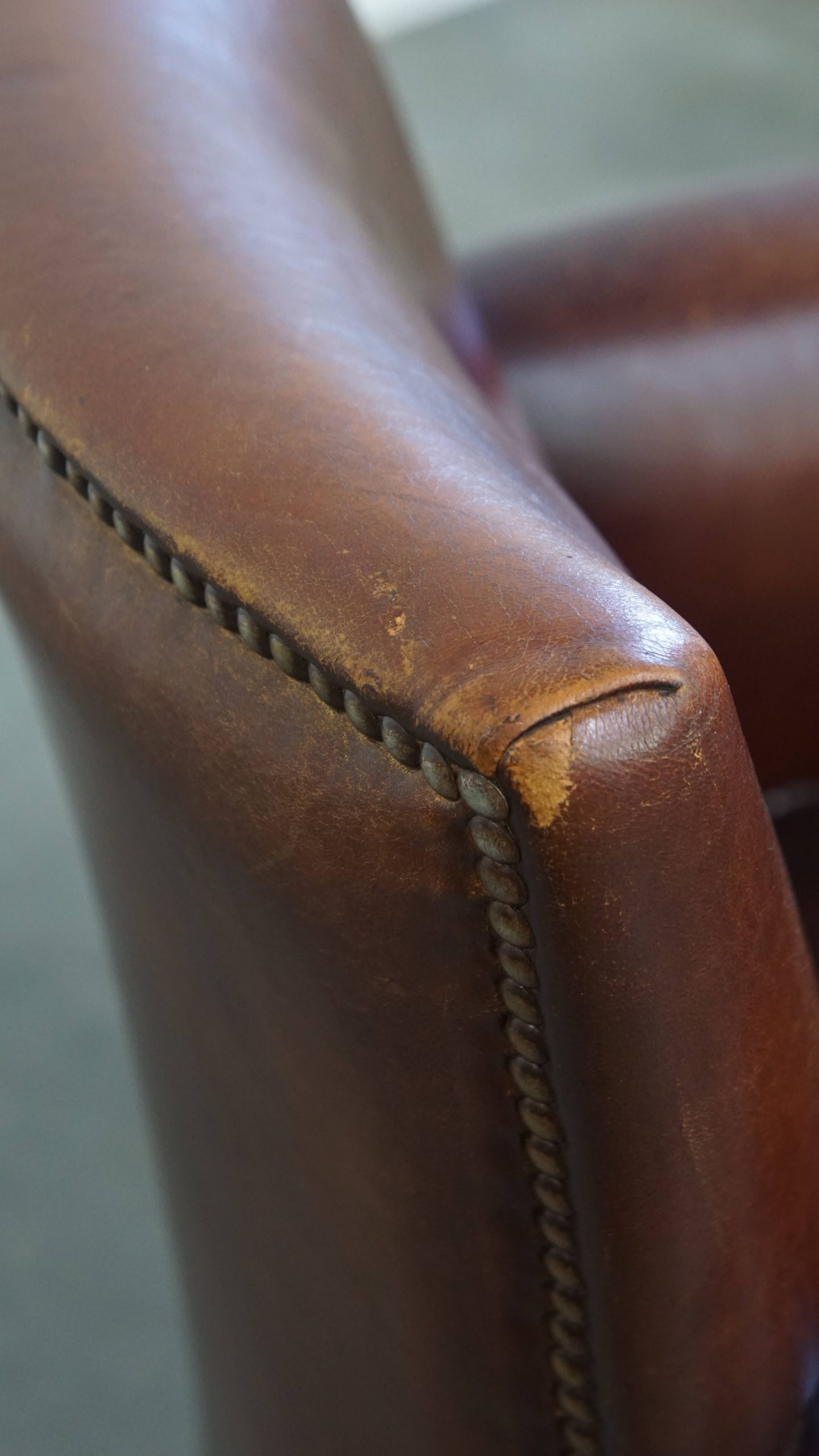 Karkatervolle Vintage Schapenleren Armchair/ Fauteuil Met Warme Kleuren En Een Mooi Patina image 14
