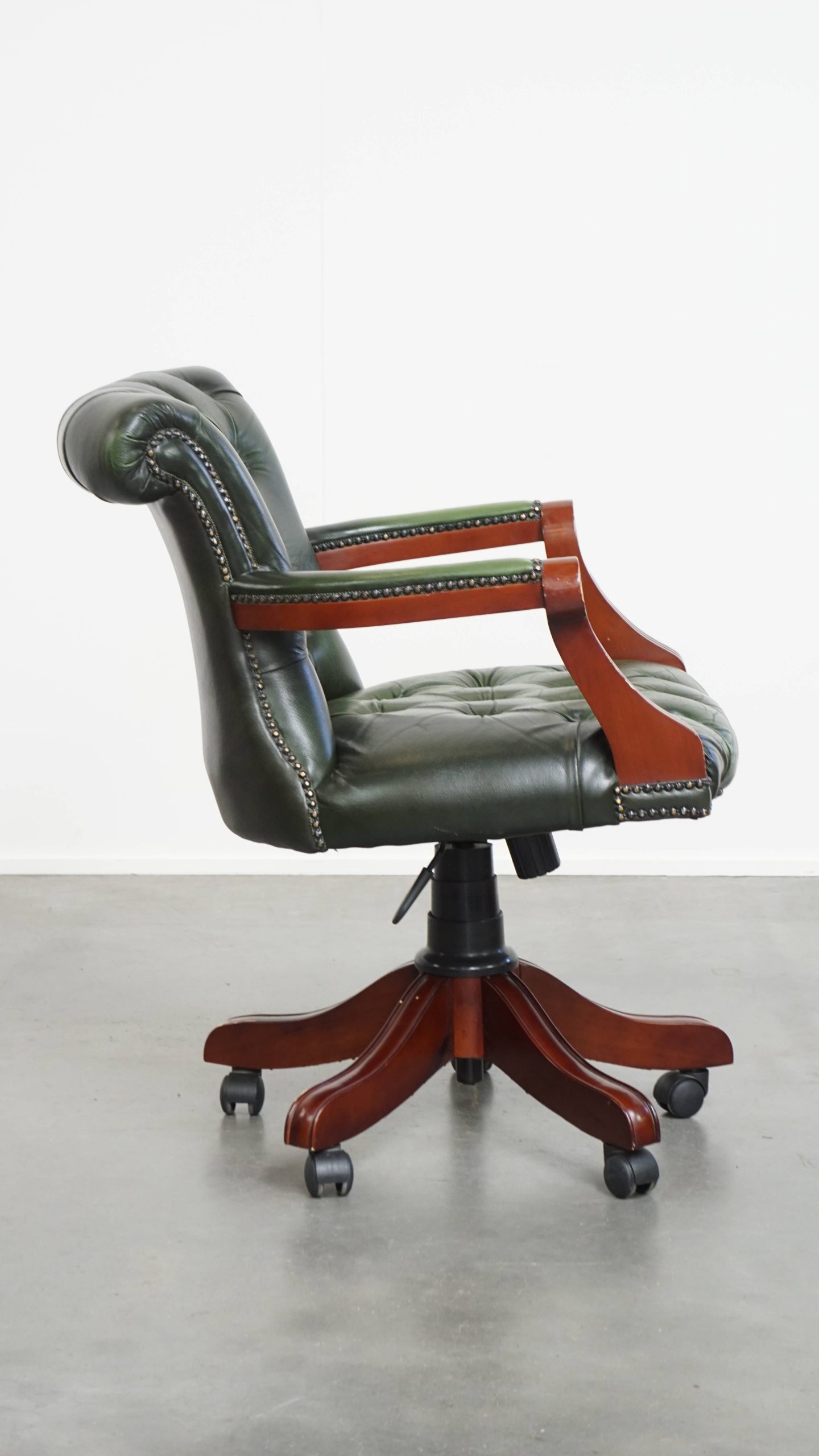 Tijdloze Groene Rundleren Chesterfield Bureaustoel In Engelse Stijl Op Wieltjes image 2