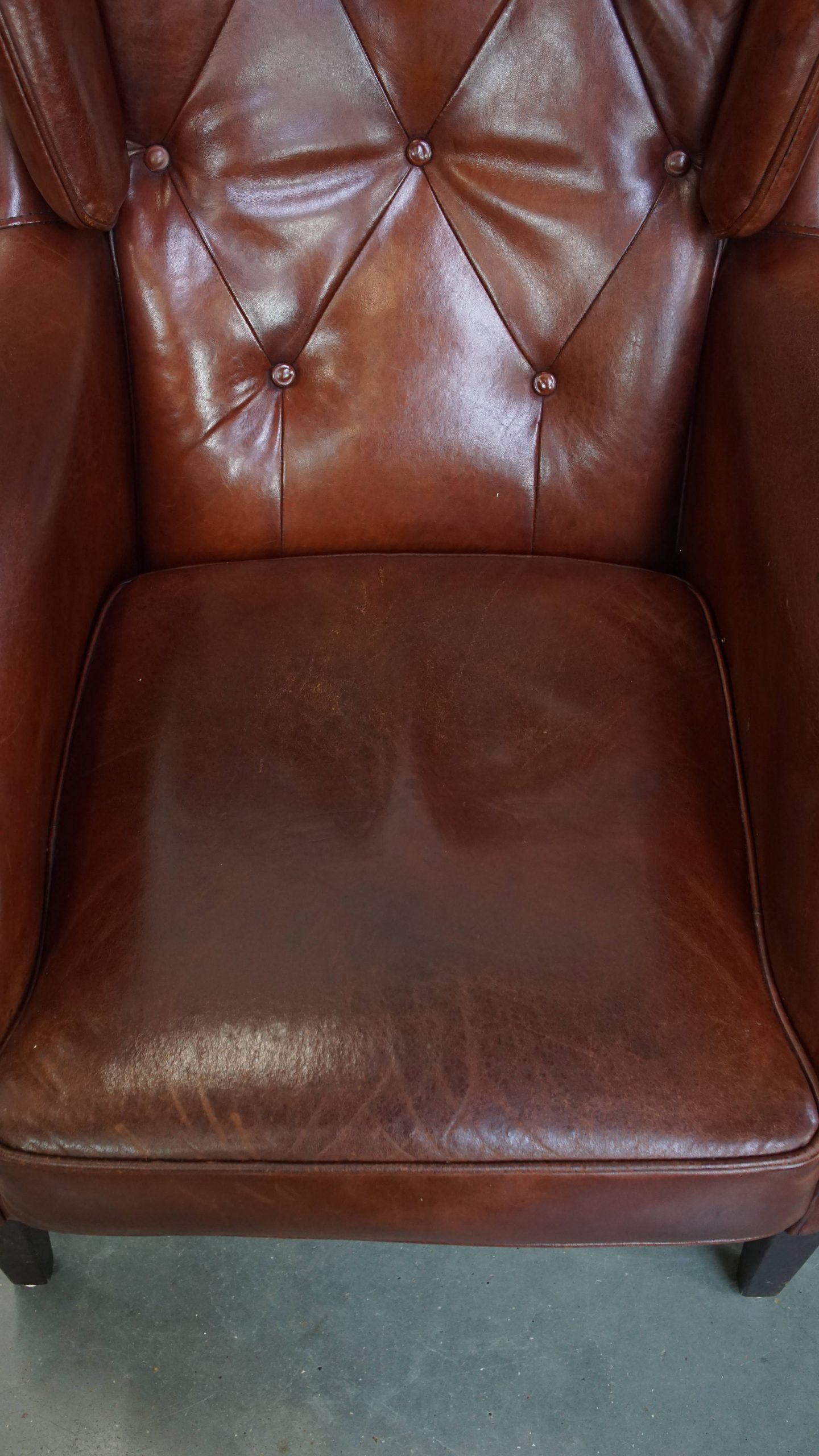 Comfortabele En Karaktervolle Set Van 2 Schapenleren Chesterfield Fauteuils Met Hocker image 7