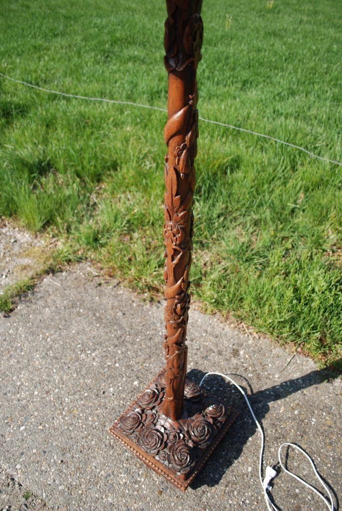 Antieke Schemerlamp Met Houtsnijwerk image 6
