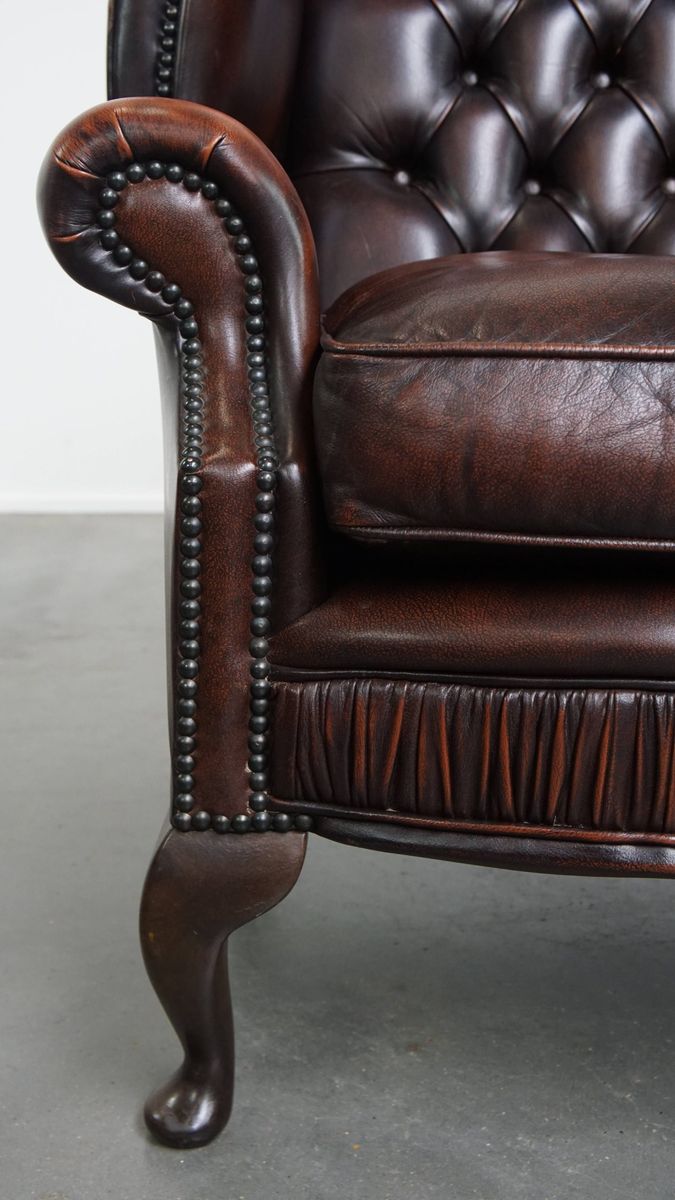 Luxe, Warm Gekleurde, Bruine Rundleren Chesterfield Oorfauteuil Met Unieke Details image 10