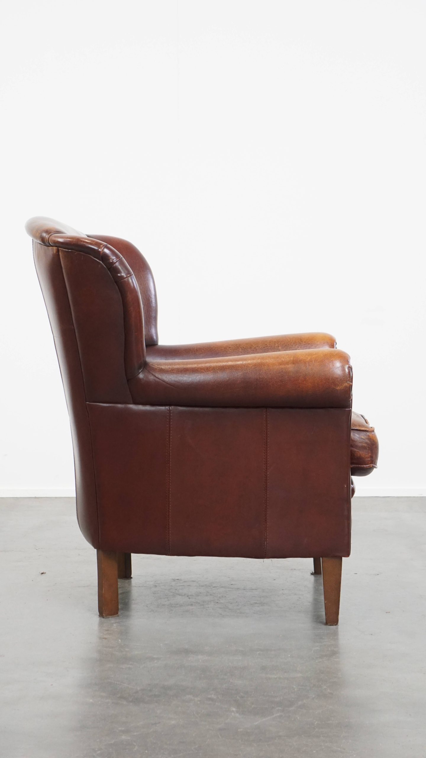 Karaktervolle Schapenleren Oorfauteuil Met Een Donkere Warme Kleurstelling En Een Prachtig Patina image 4