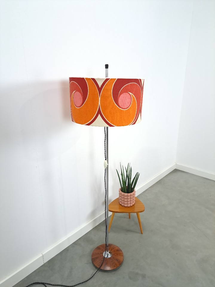 Jaren 70 Vloerlamp Met Gekleurde Kap En Fineer Voet image 3