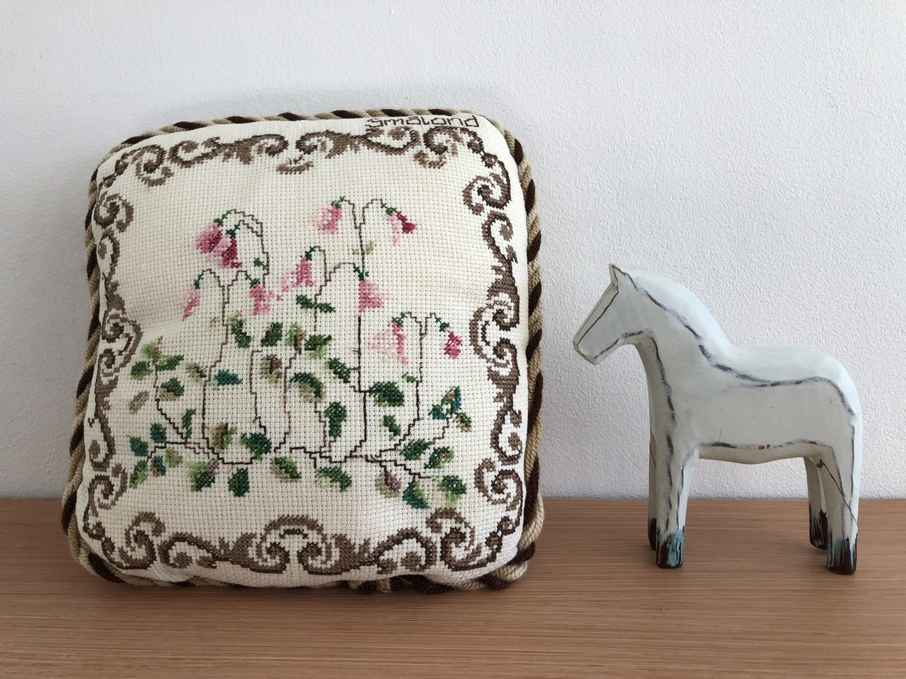 Vintage Zweedse Kussen Geborduurd “Småland” image 2