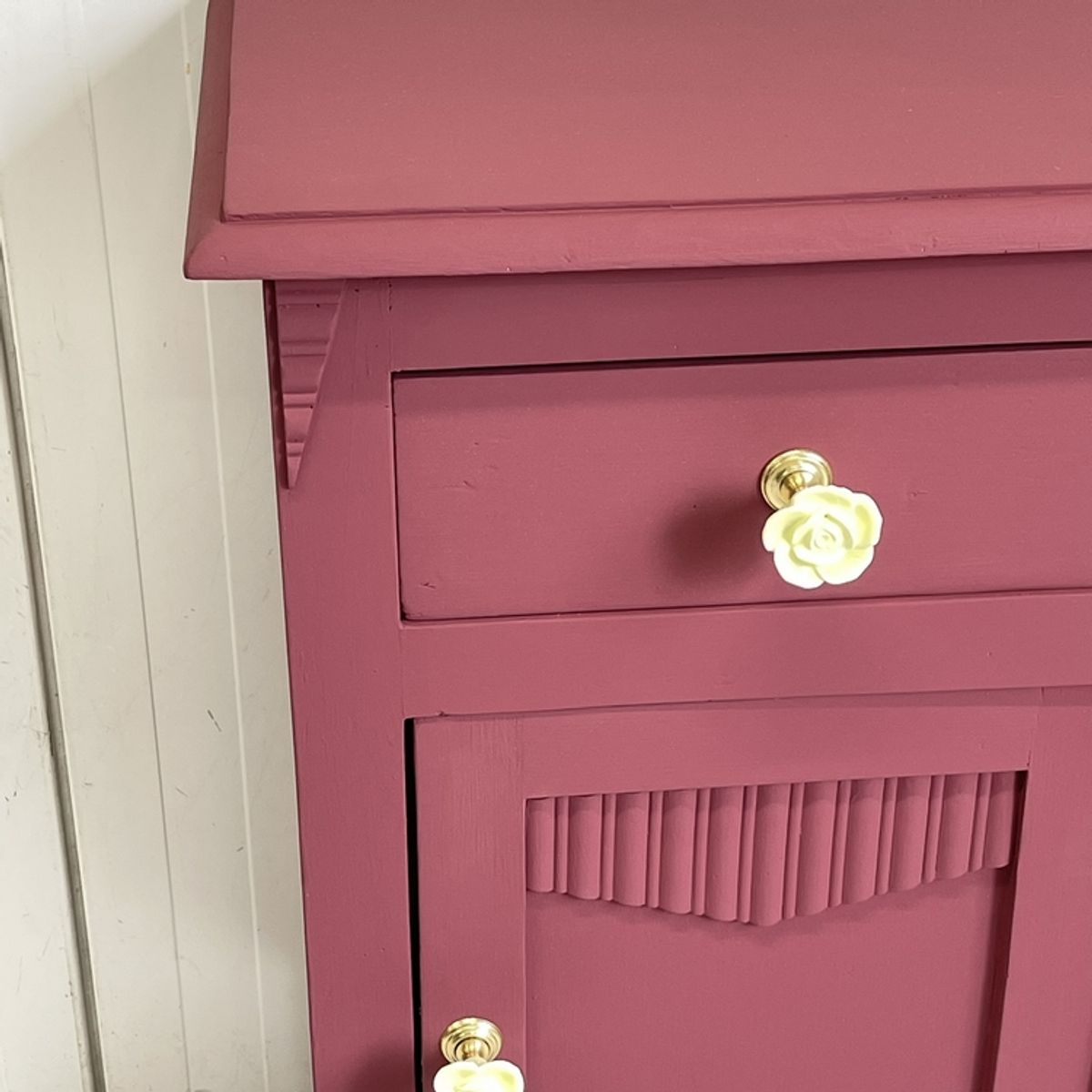 Restyle Frans Nachtkastje Antiek Diep Bordeaux & Porseleinen Knop image 6