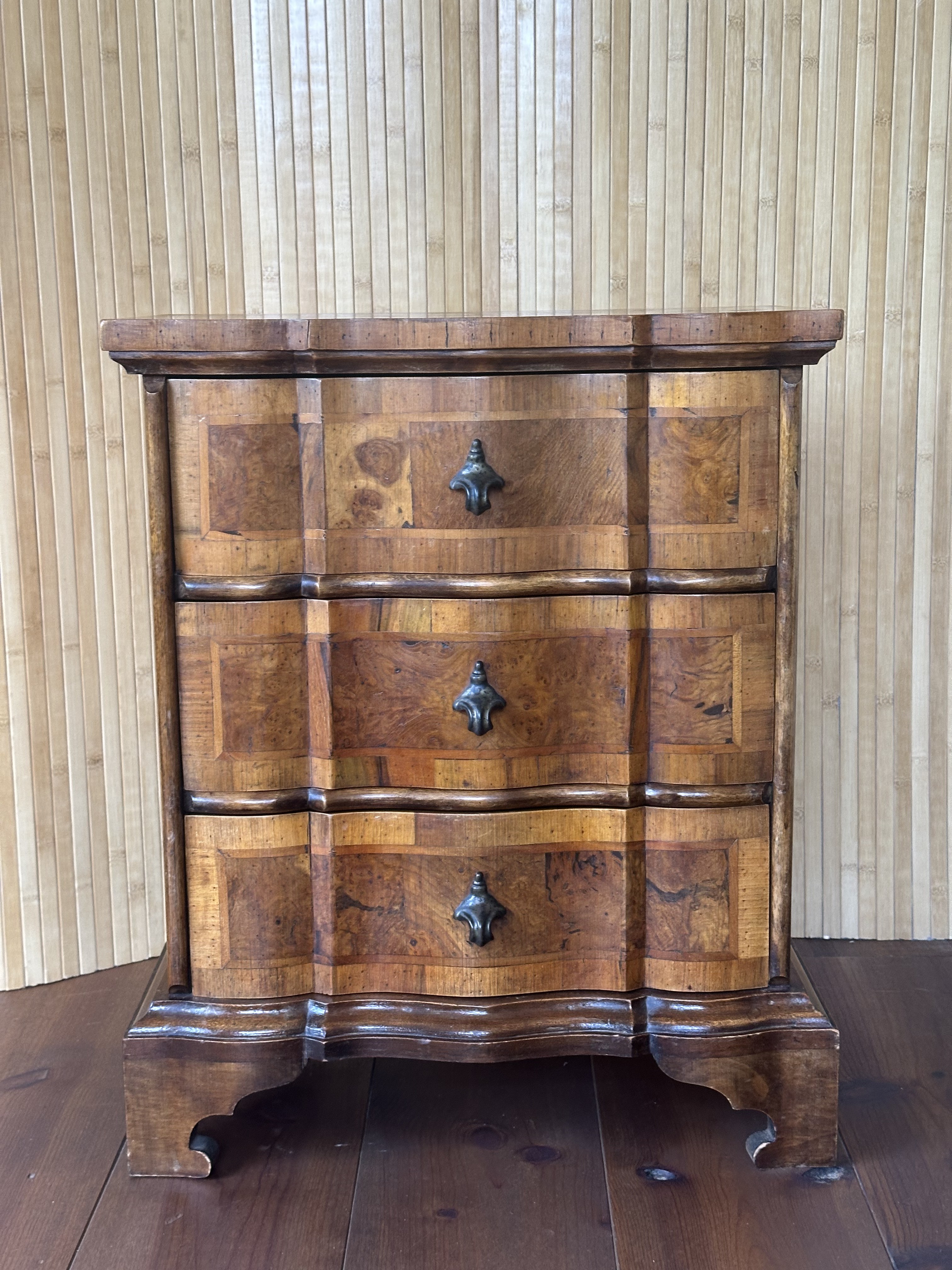 Ladekastje In Fineer Van Noten- En Wortelhout, 18e Eeuw image 4