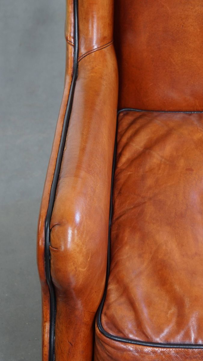 Luxe En Comfortabele Schapenleren Armchair Met Hoge Rug, Zwarte Biezen En Een Tijdloos Design image 7