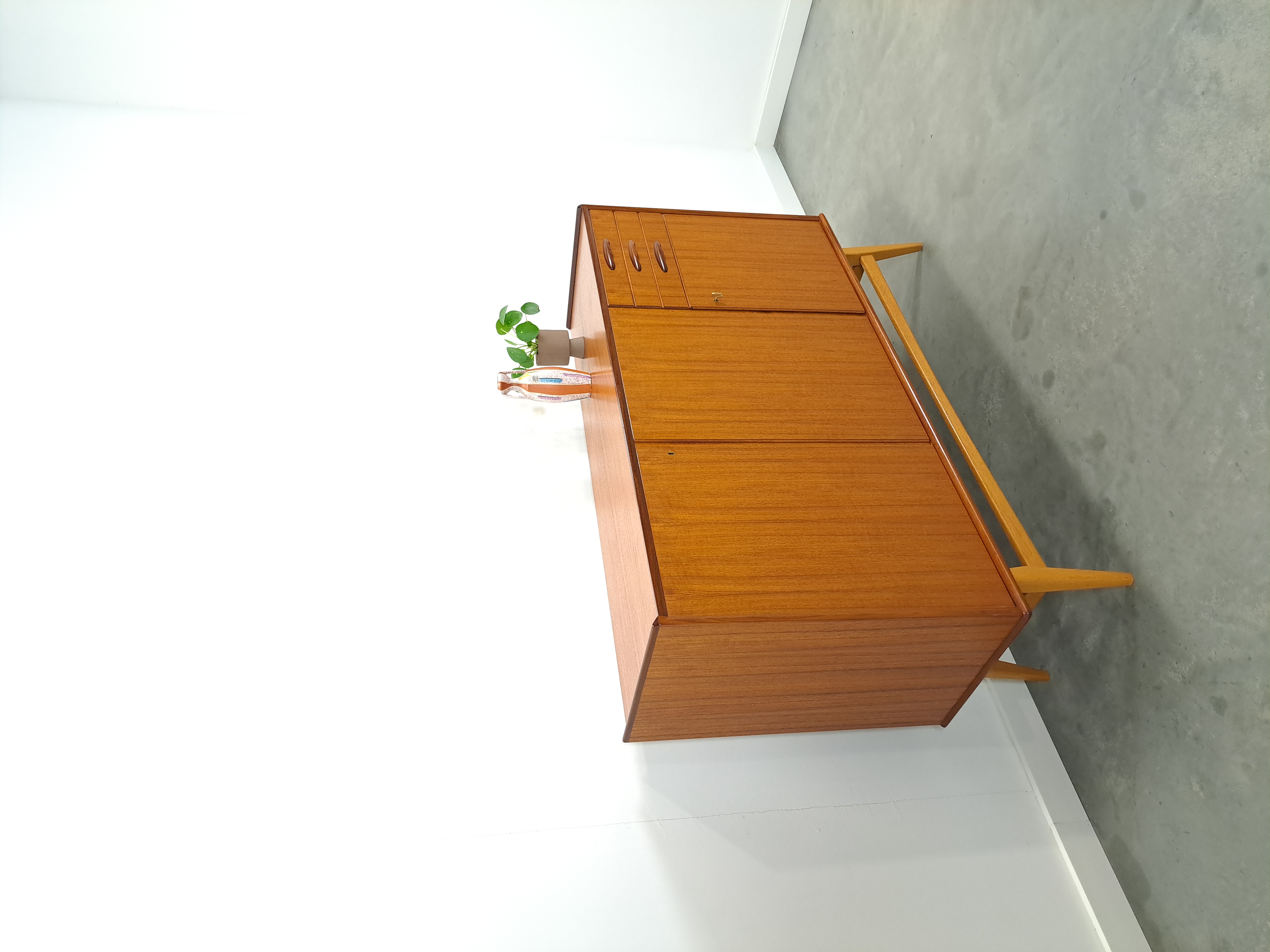 Teak Kast Met Schuine Poten En Lades Uit Zweden image 4
