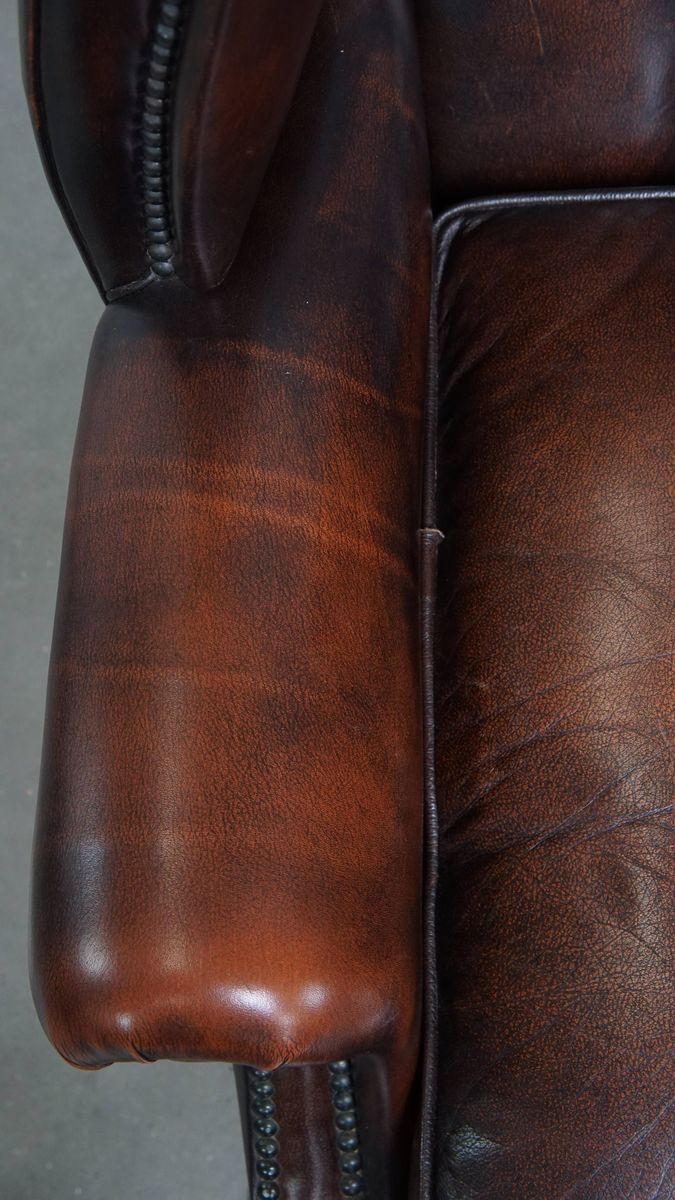 Luxe, Warm Gekleurde, Bruine Rundleren Chesterfield Oorfauteuil Met Unieke Details image 7