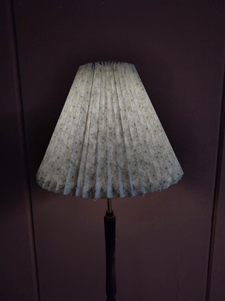 Elegante Staande Lamp Met Geplooide Kap image 3