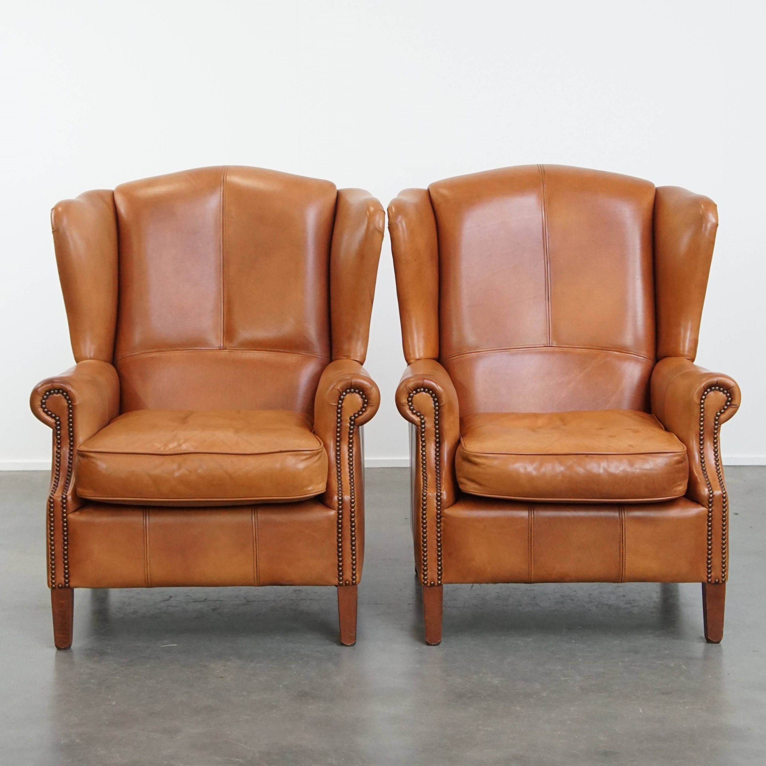 Klassieke En Unieke Set Van 2 Rundleren Oorfauteuils Afgewerkt Met Siernagels En Mooie Details image 2