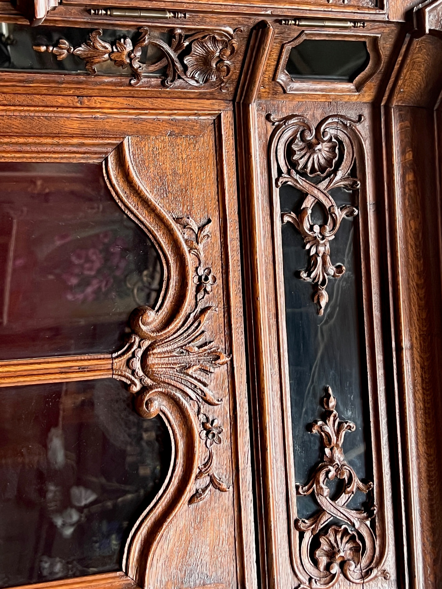 Antiek Rococo Buffet - Vitrinekast Met Ingebouwde Klok. image 7
