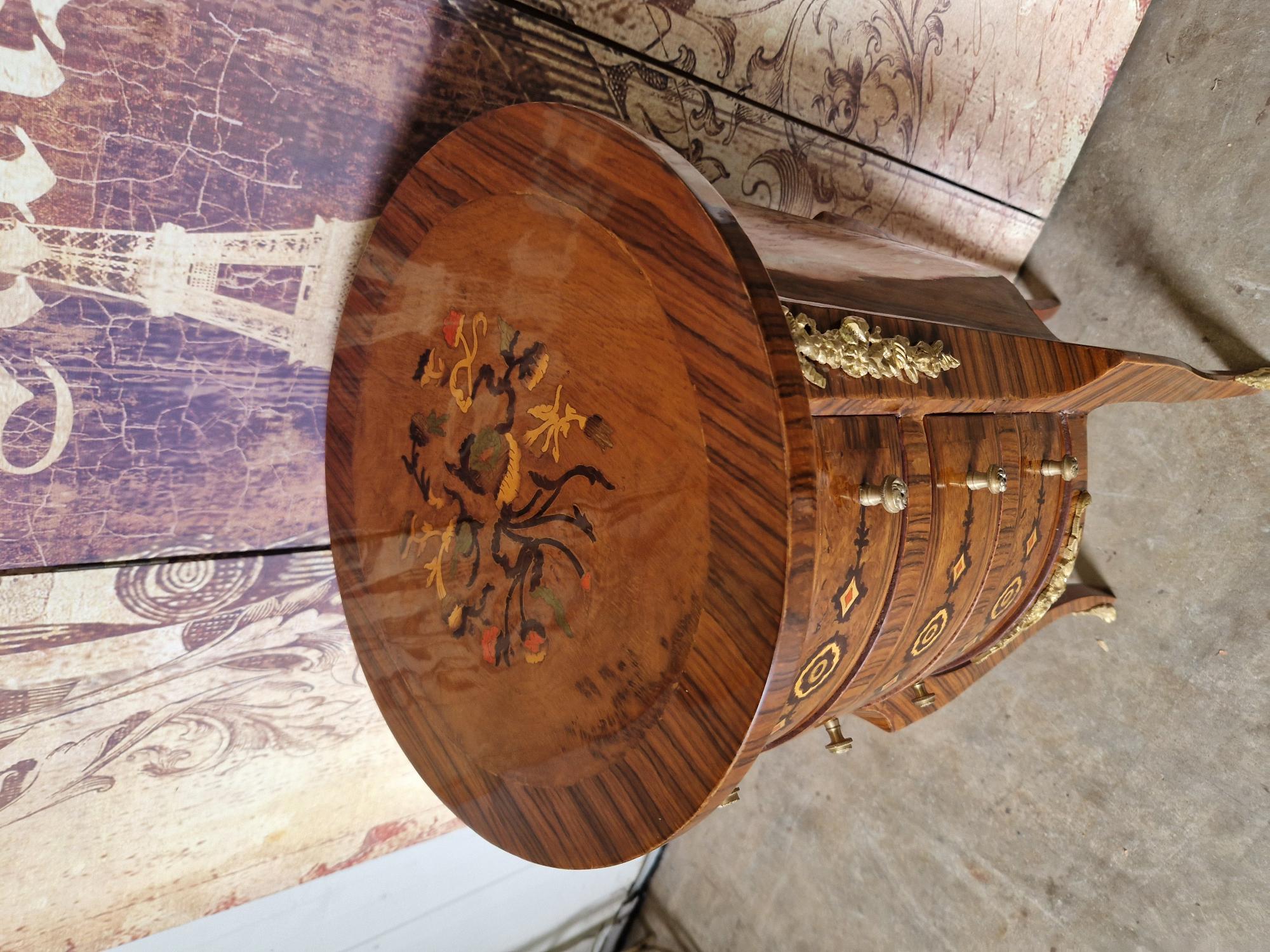 Klassieke Rond Ladekastje Bijzettafel, Met Sierlijke Versiering 3 Laatjes En Messing Versieringen Afm. 36x36cm En 81cm Hoog. image 6