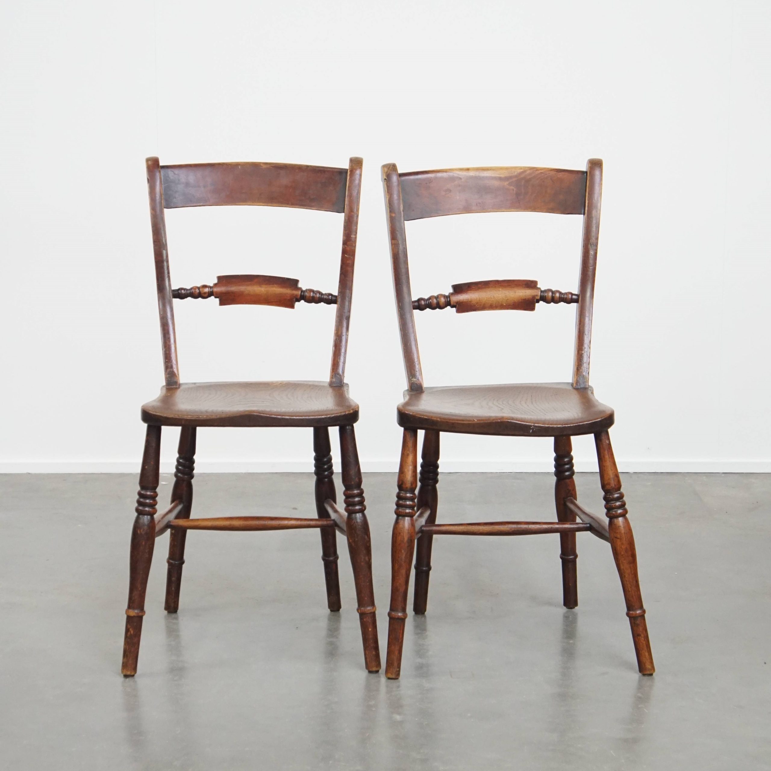 Elegante Set Van 2 Antieke Engelse Stoeltjes Met Mooi Houtwerk En Warme Kleuren image 2