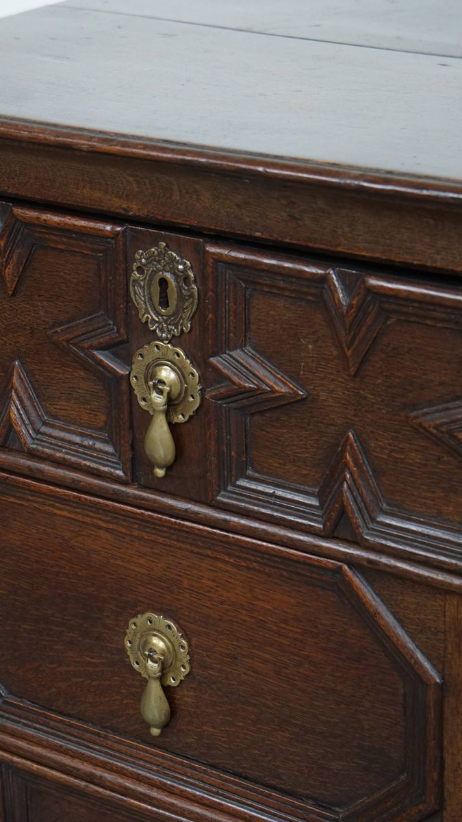 Charmante Antieke Engelse Ladekast Uit De 18e Eeuw Met Uniek Paneelwerk En Originele Bolpootjes image 9