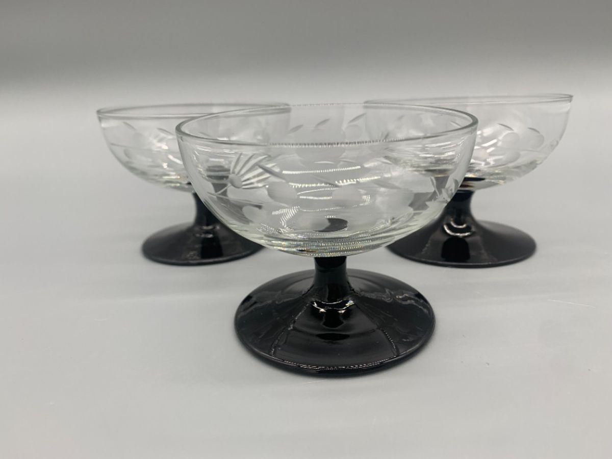 Set Vintage Gegraveerde Coupe Glaasjes Zwarte Voet 3 Stuks image 3