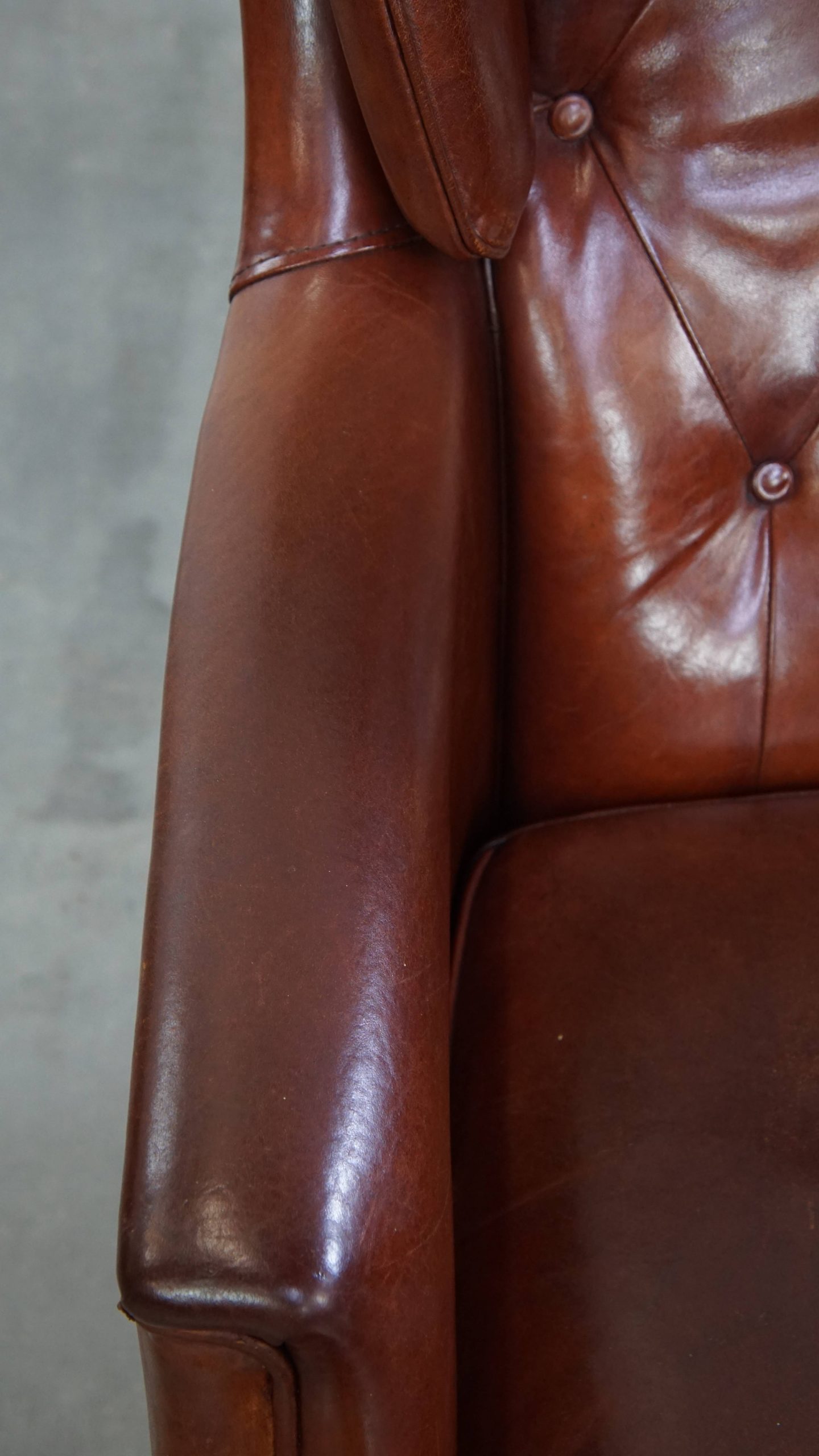 Comfortabele En Karaktervolle Set Van 2 Schapenleren Chesterfield Fauteuils Met Hocker image 9