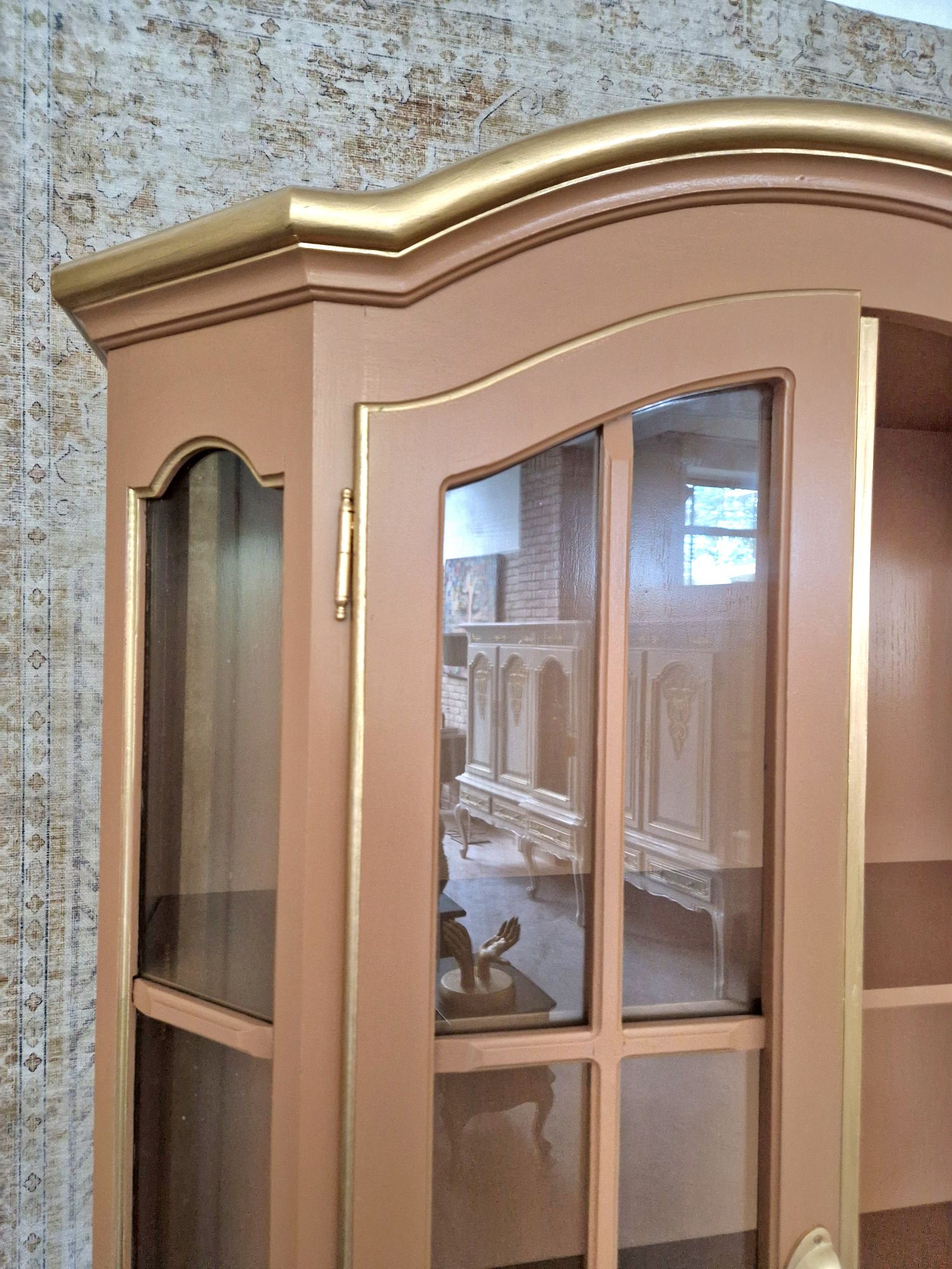 Vitrinekast In Zachte Perzikkleur En Goud image 5