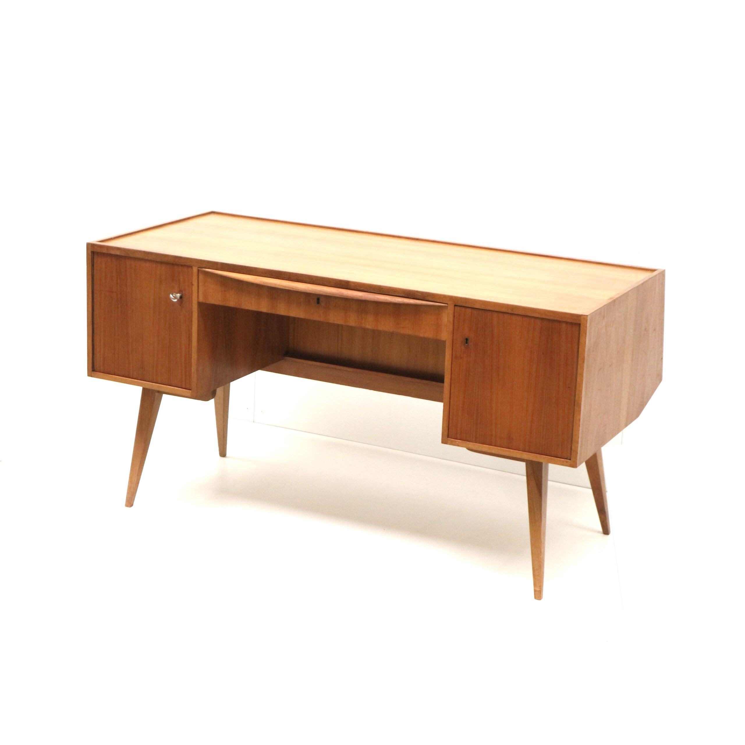 Groot Vintage Bureau Met Schuine Poten Gemaakt In De Jaren ’70 image 15