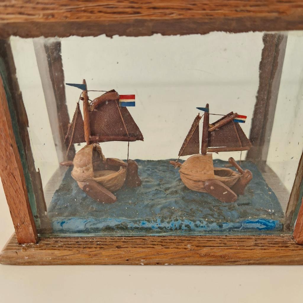 Antieke Vitrine Volkskunst Art Walnoot Bootje Vitrinekast image 4