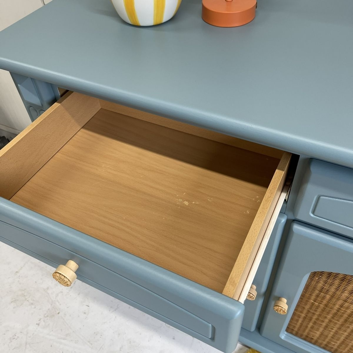 Prachtig Restyle Massief Dressoir Blauw & Rotan Wandkast image 8