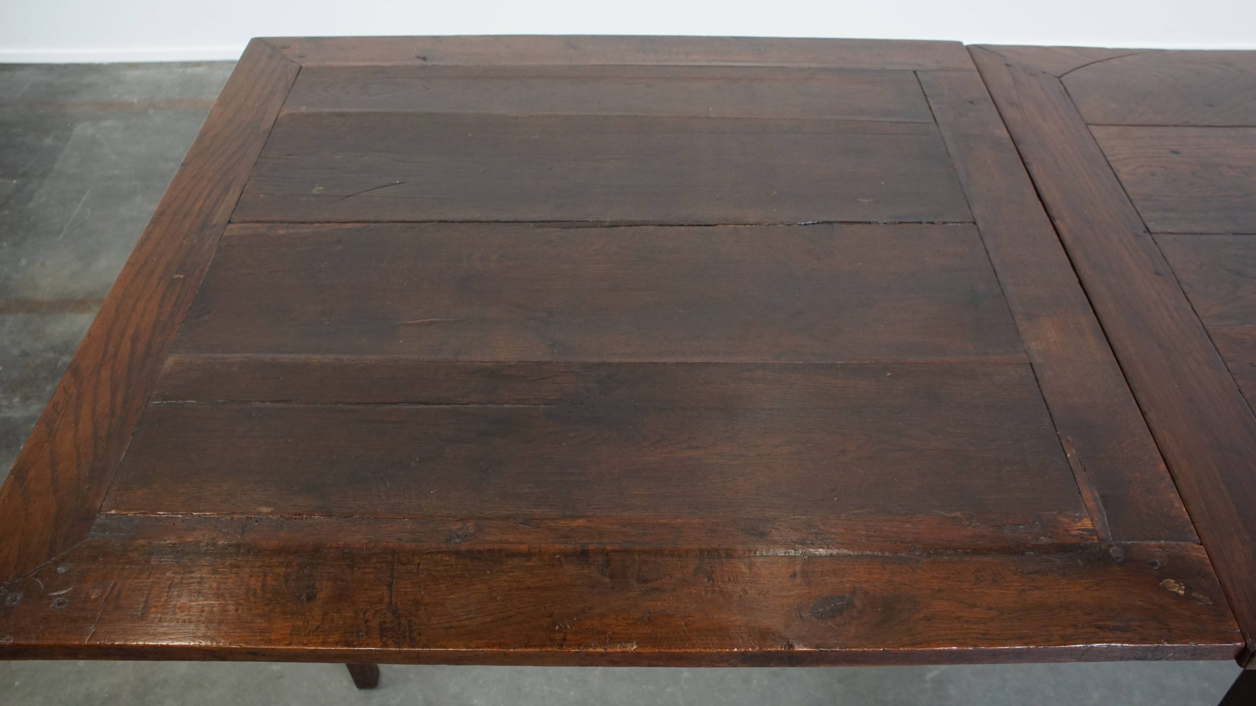 Antieke Franse Eikenhouten Uitschuifbare Xxl Eettafel Uit Eind 18e/ Begin 19e Eeuw image 8