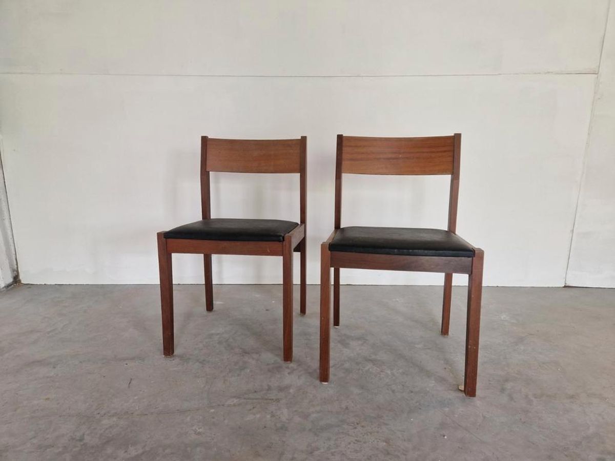 Een Paar Vintage Teakhouten Stoelen Met Zwart Skai Leer image 6