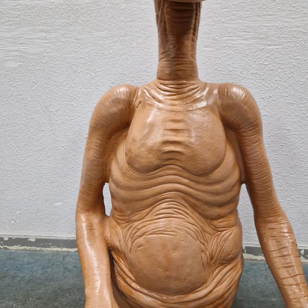Groot E.t. Beeld Van Glasvezel Of Kunststof image 6
