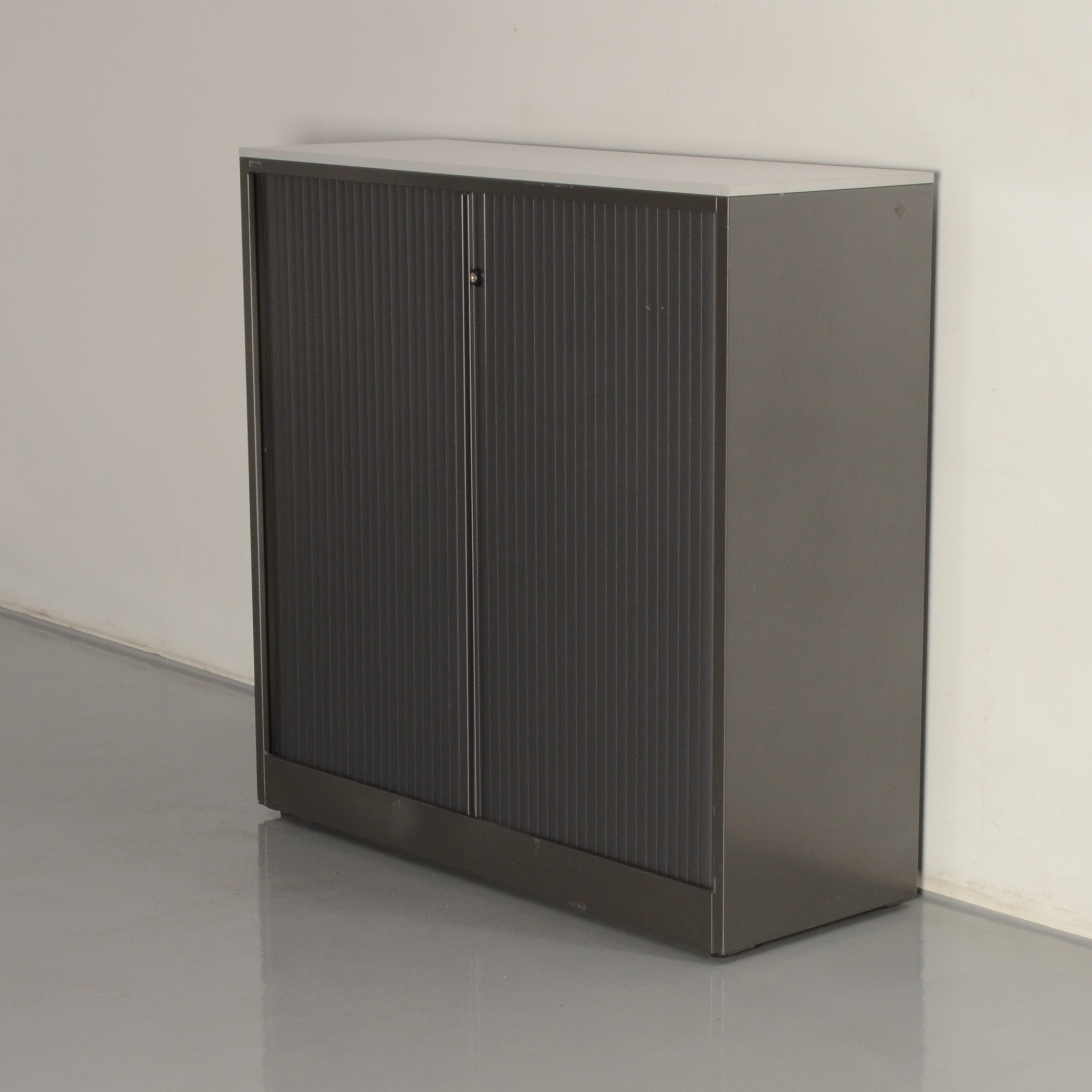 Ahrend Roldeurkast, Antraciet, 119 X 120 Cm, Incl. 2 Legborden image 2