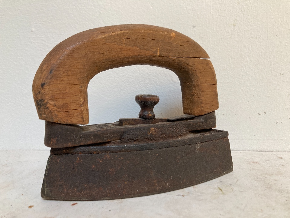 bekijk-antieke-ijzeren-strijkbout-met-houten-greep-leuk-als