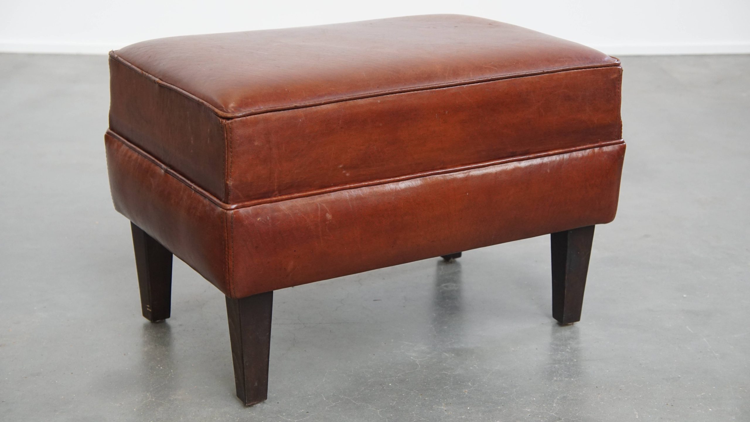 Comfortabele En Karaktervolle Set Van 2 Schapenleren Chesterfield Fauteuils Met Hocker image 20