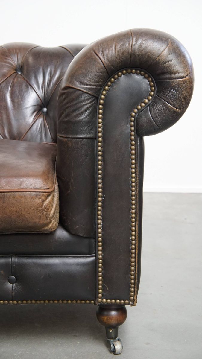 Luxe En Charmante Rundleren 3-zits Chesterfield Bank Op Wieltjes Met Een Onweerstaanbaar Karakter image 9