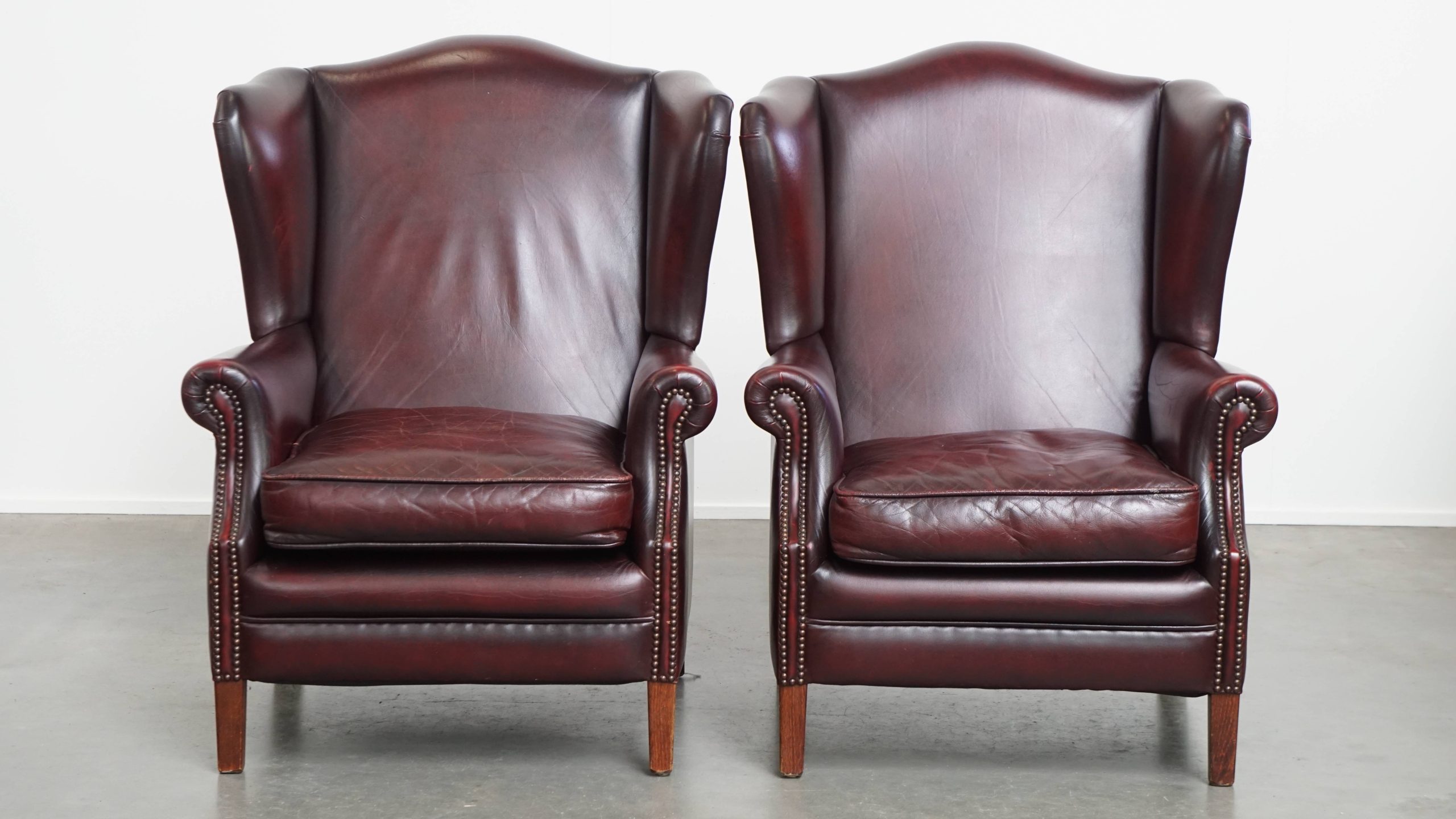 Set Van 2 Mooie En Comfortabele Bordeauxrode Rundleren Oorfauteuils + Hocker In Engelse Stijl image 3
