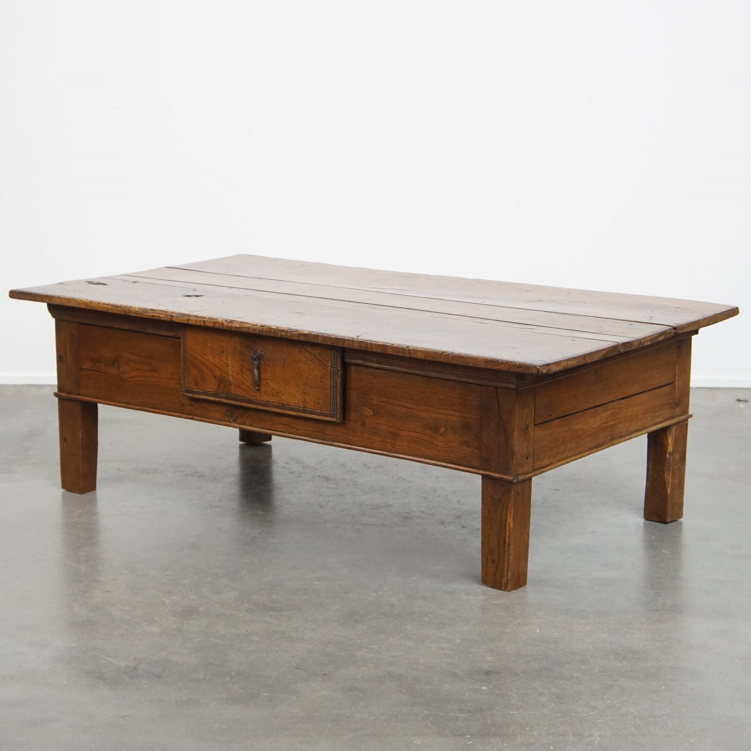 Zeer Mooie Antieke Zuid-europese Salontafel Uit De 18e Eeuw Met Een Prachtig Patina image 2