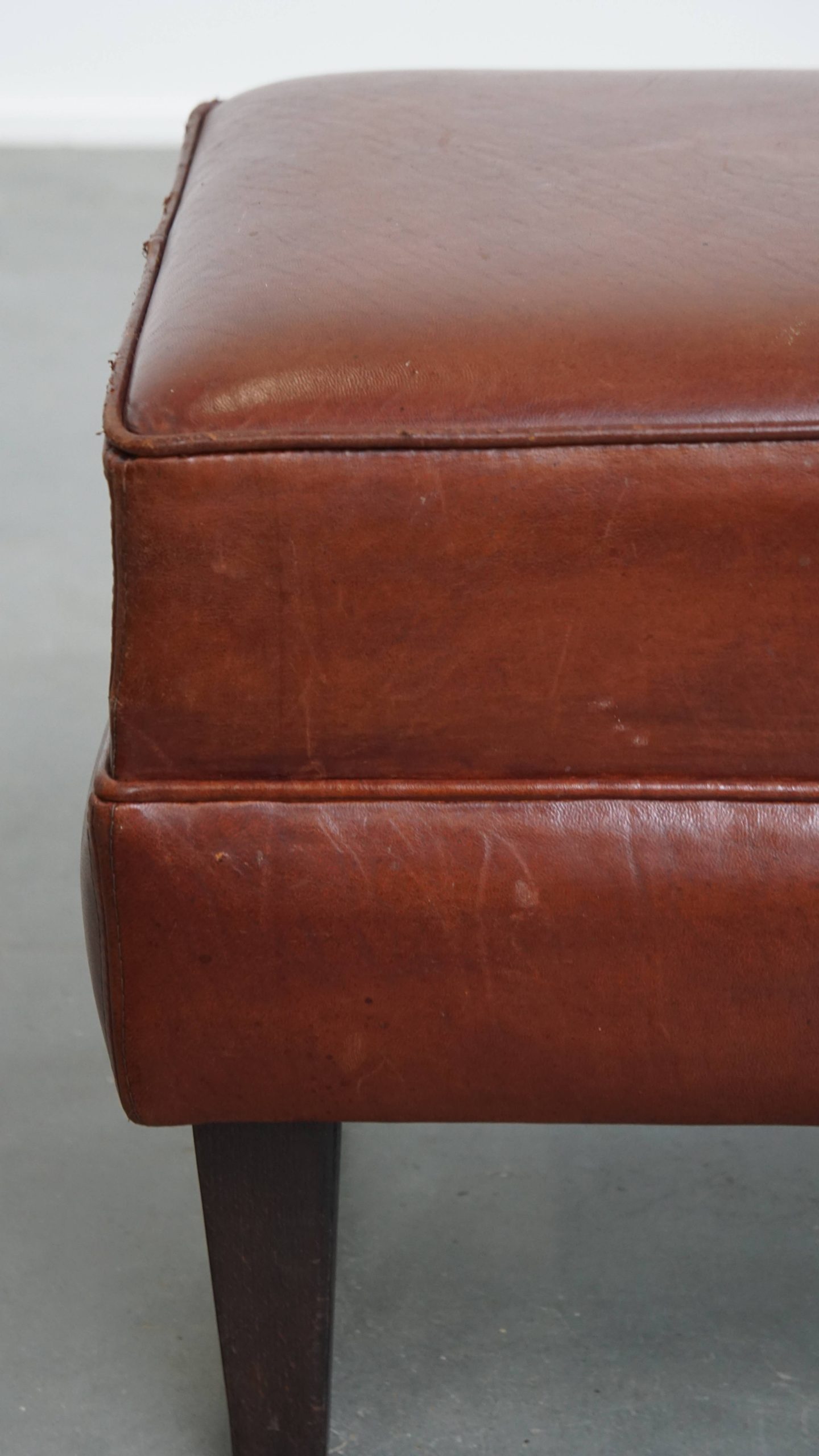 Comfortabele En Karaktervolle Set Van 2 Schapenleren Chesterfield Fauteuils Met Hocker image 30