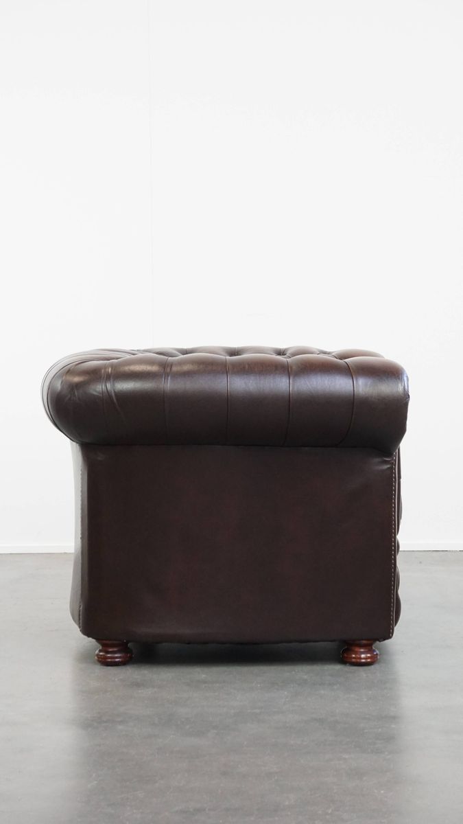 Imposante, Engelse Rundleren Chesterfield Fauteuil Met Een Comfortabele Zit En Een Diepe Donkere image 3