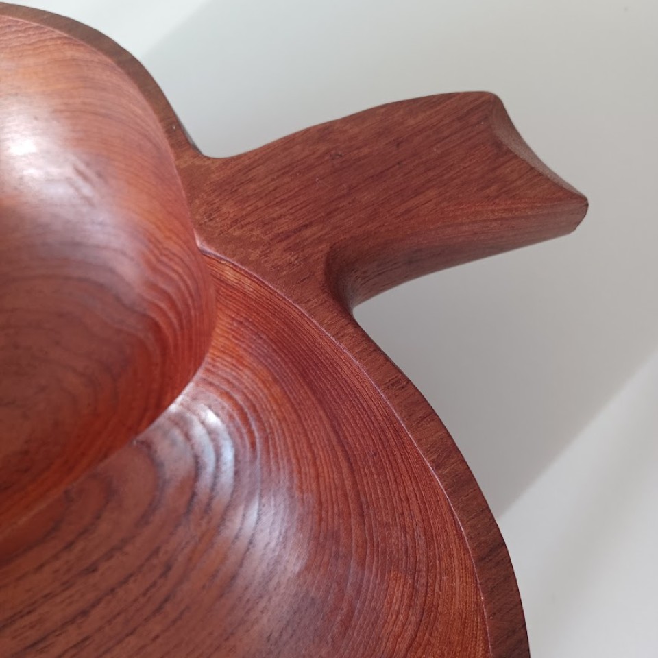 Handgemaakte Schaal. Appelvorm. Teak. Mid-Century image 2
