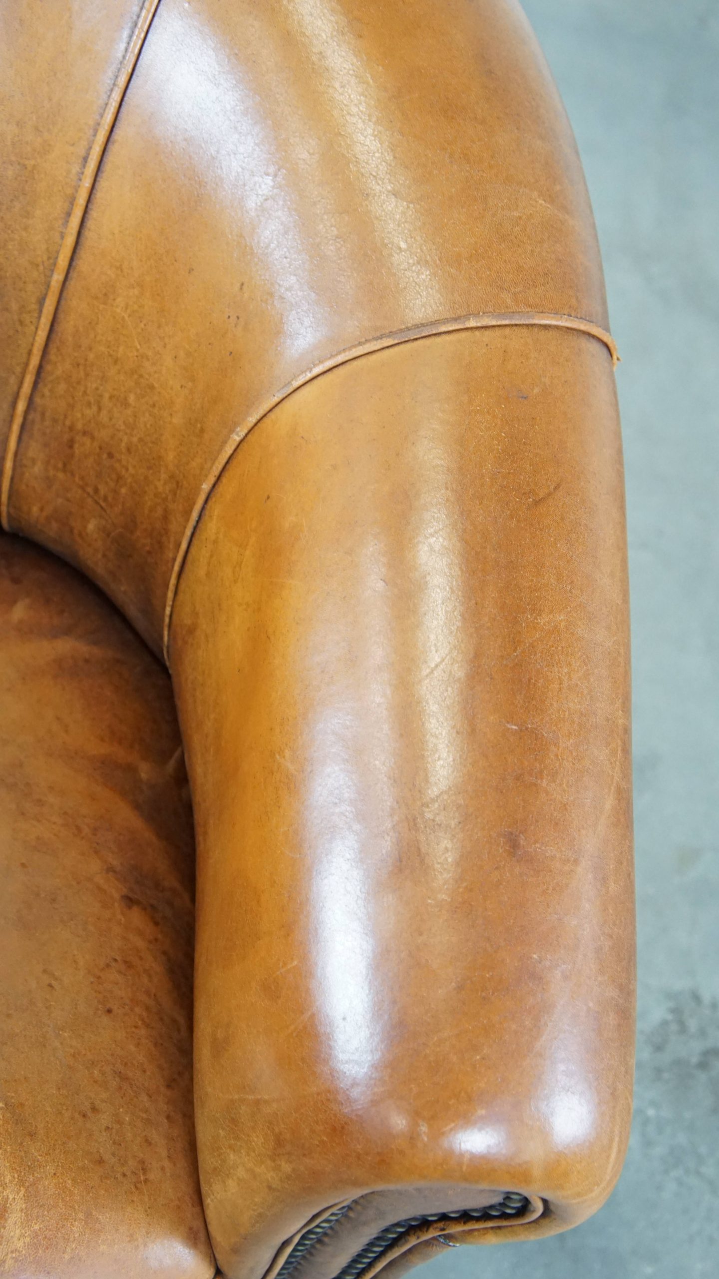 Charmante, Stoere En Comfortabele Schapenleren Clubfauteuil In Een Mooie Cognac Kleur image 9